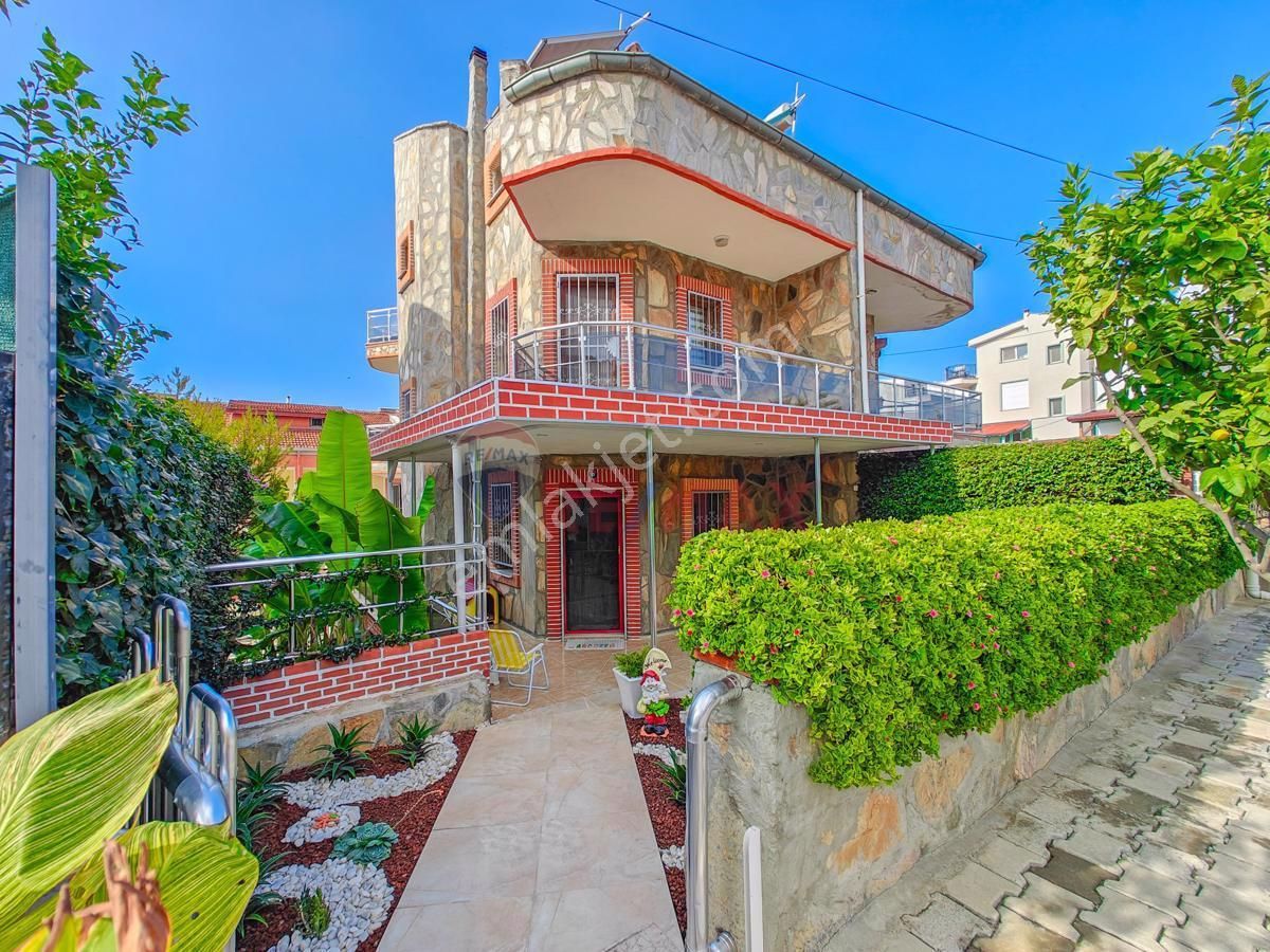 Kuşadası Soğucak Satılık Villa Remax'tan Triplex Villa