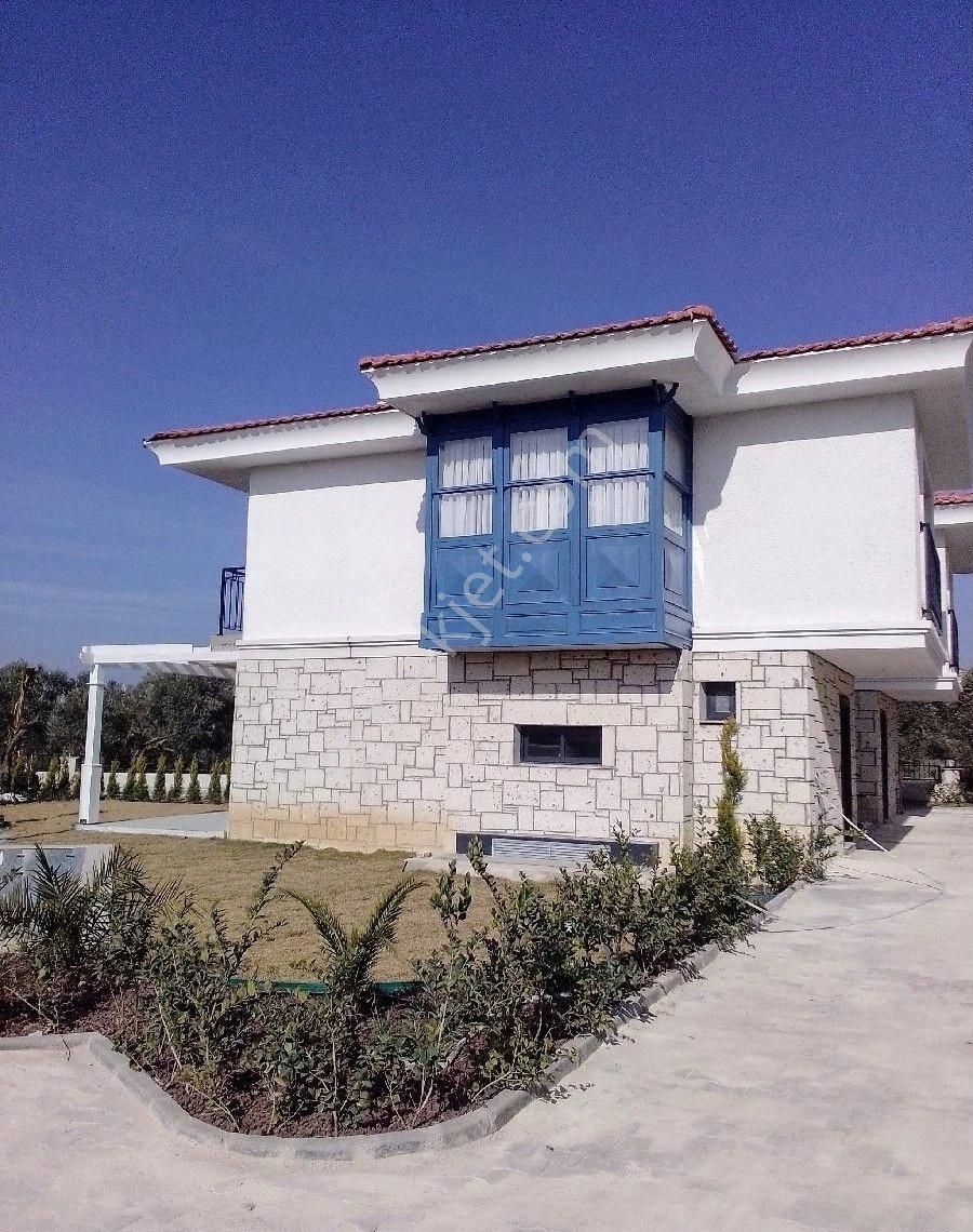 Kuşadası Karaova Satılık Villa Kuşadası'nda Özel Havuzlu Site İçinde Geniş Bahçeli 4+1 Villa