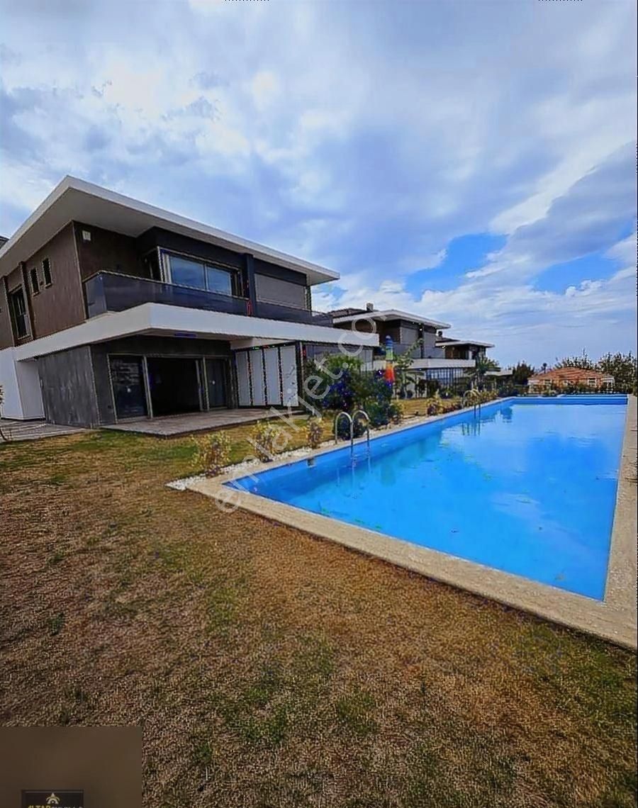 Kuşadası Kadınlar Denizi Satılık Villa KUSADASI MERKEZINDE DENIZE YAKIN FULL MANZARALI HAVUZLU VILLA