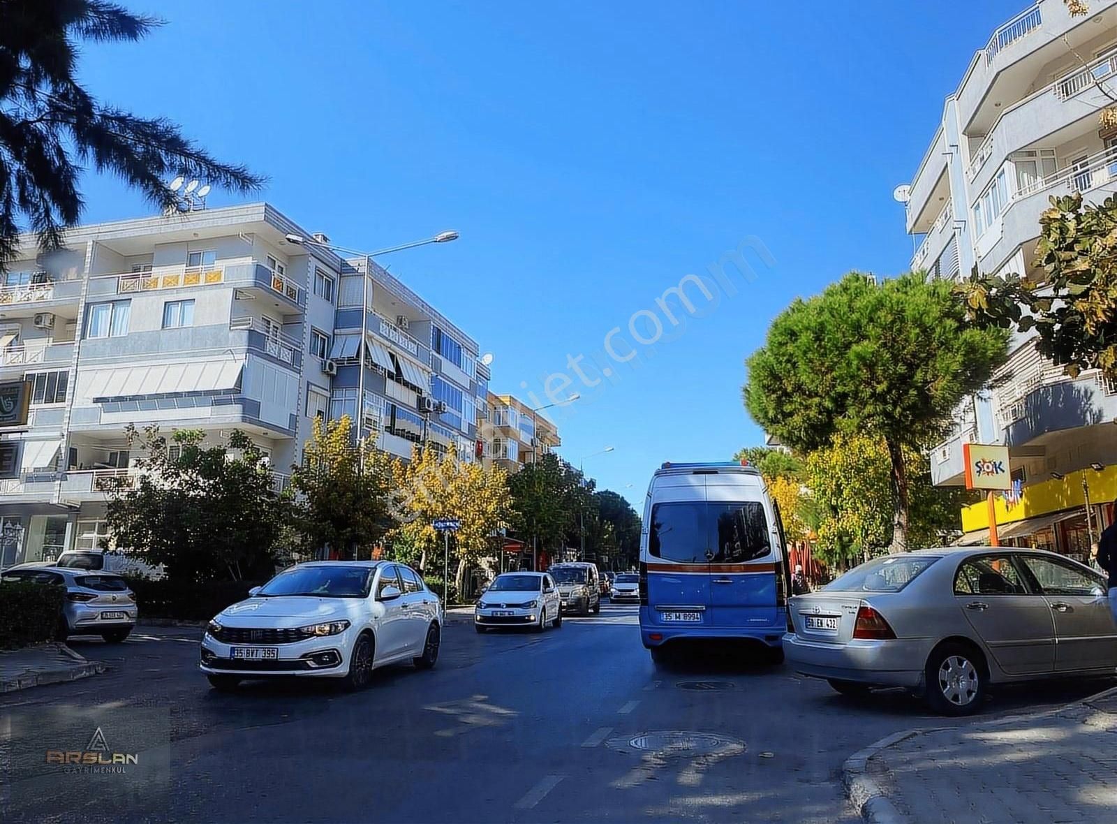 Gaziemir Yeşil Satılık Dükkan & Mağaza Arslan'dan Gaziemir'de İşlek Cadde Üzeri 150 M² Satılık İşyeri