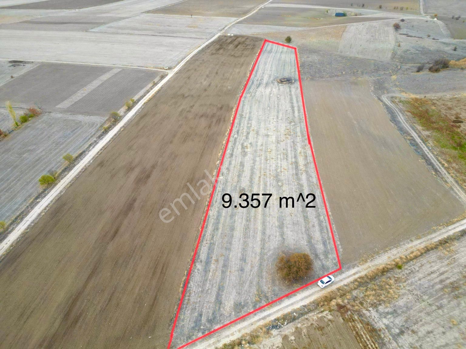 Burdur Merkez Hacılar Mahallesi’nde 9357 M² Yatırımlık Tarla – Yol Mevcut
