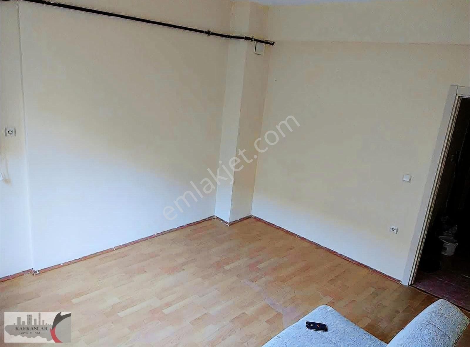 Tepebaşı Yenibağlar Kiralık Daire Kafkaslar Gayrimenkulden Hacı Hüsnü Sokakta 1+1