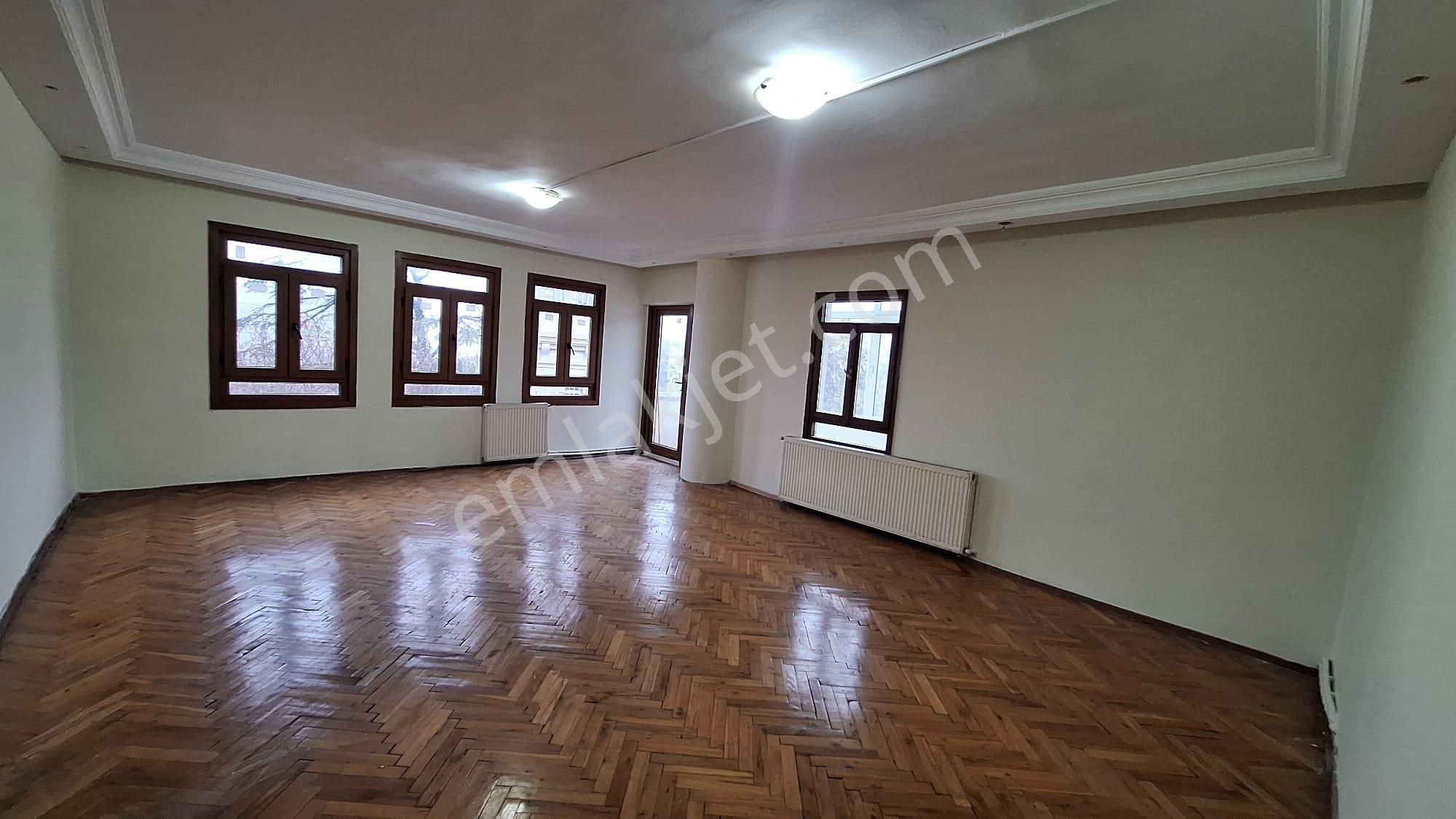 Üsküdar Selami Ali Kiralık Daire Üsküdar Bağlarbaşı Merkezde 2+1. 145 M2 .3 Cepheli