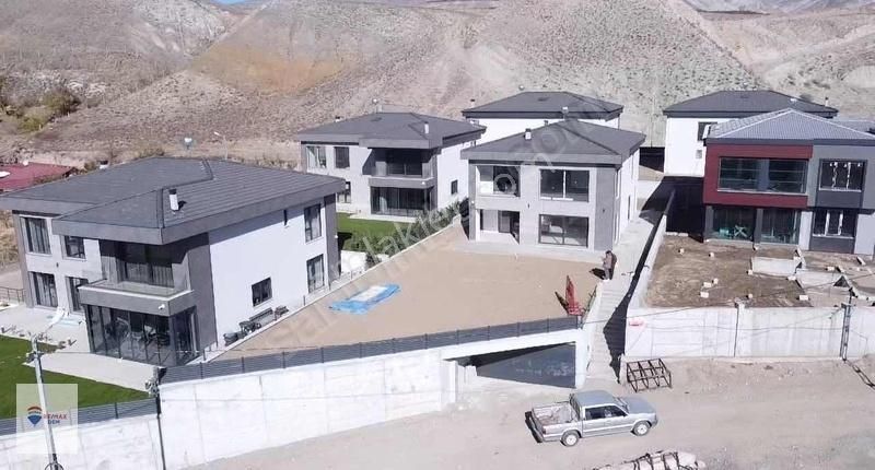 Erzincan Merkez Yunus Emre Satılık Villa Remax Dem Den Merkezde Ultra Lüx Loca 5 Villaları