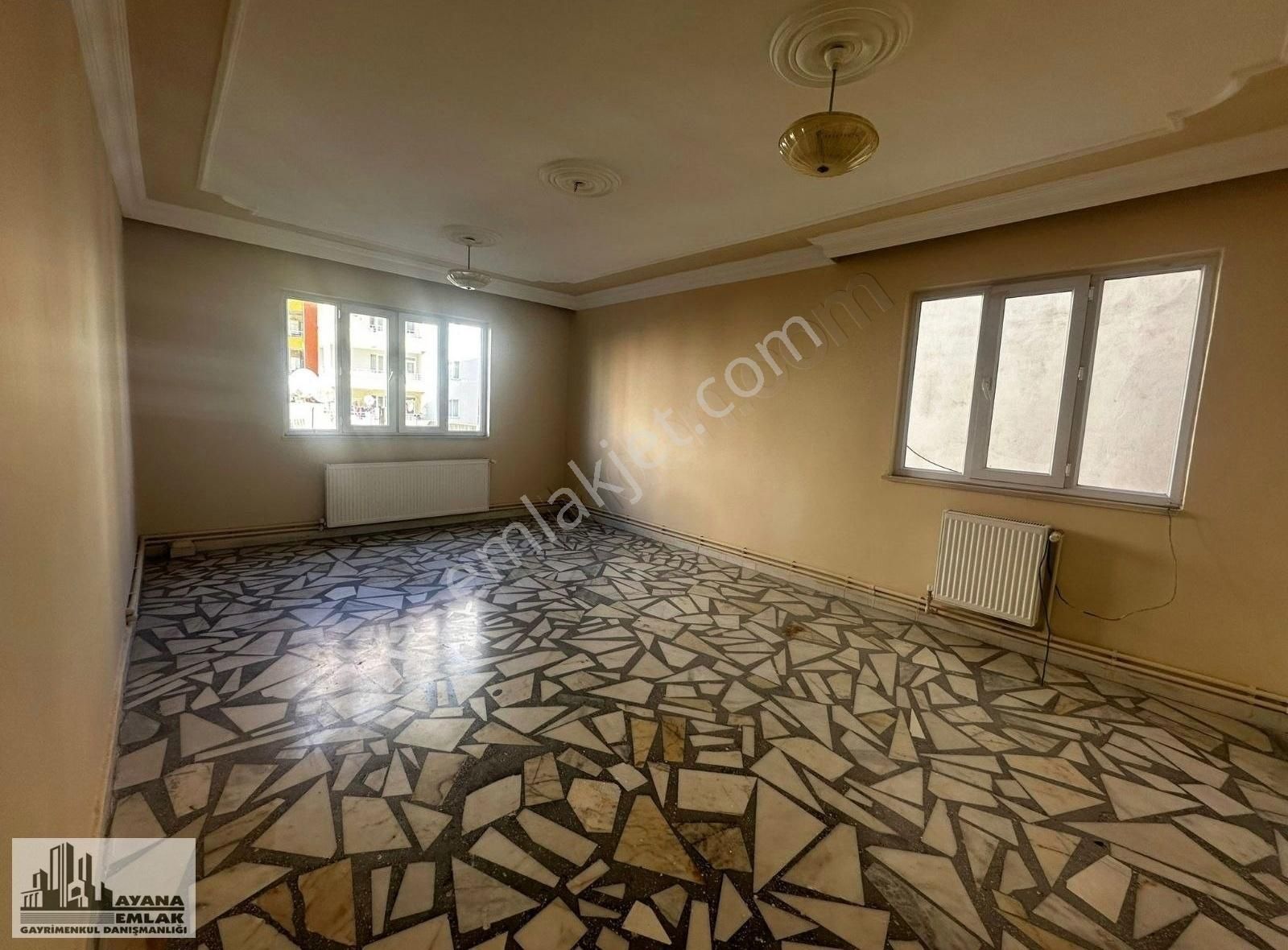 Siirt Merkez Yeni Kiralık Daire Çözüm Emlak'tan Kiralık 3+1 Daire