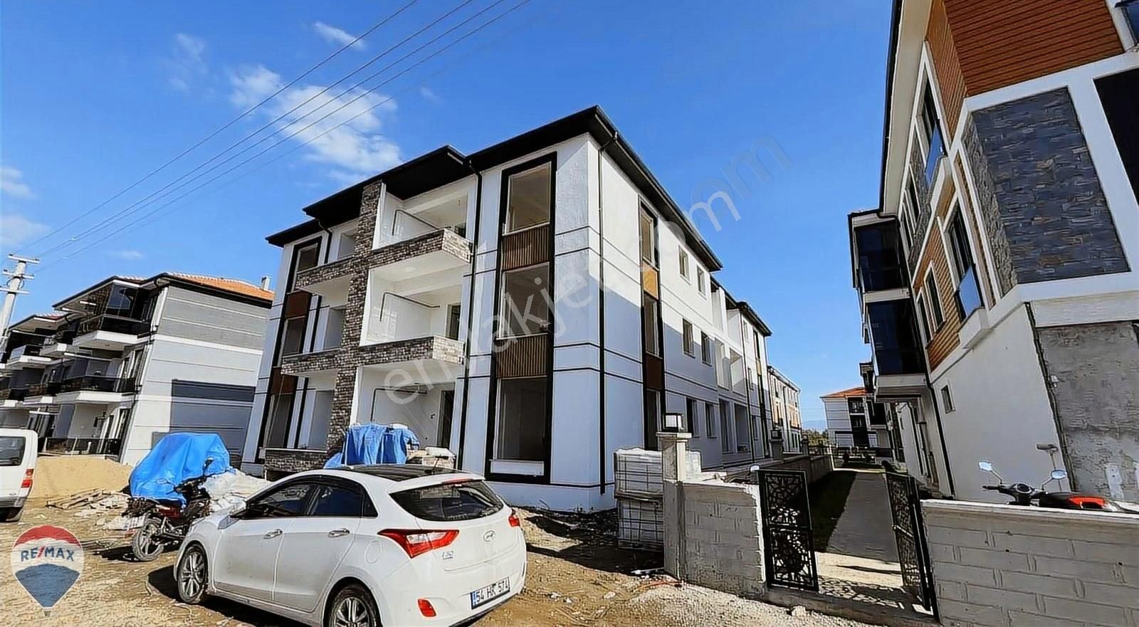 Arifiye Fatih Satılık Daire İbrahim Kardan Remax Maviden Fatih Mah. 3+1 Arakat Daire