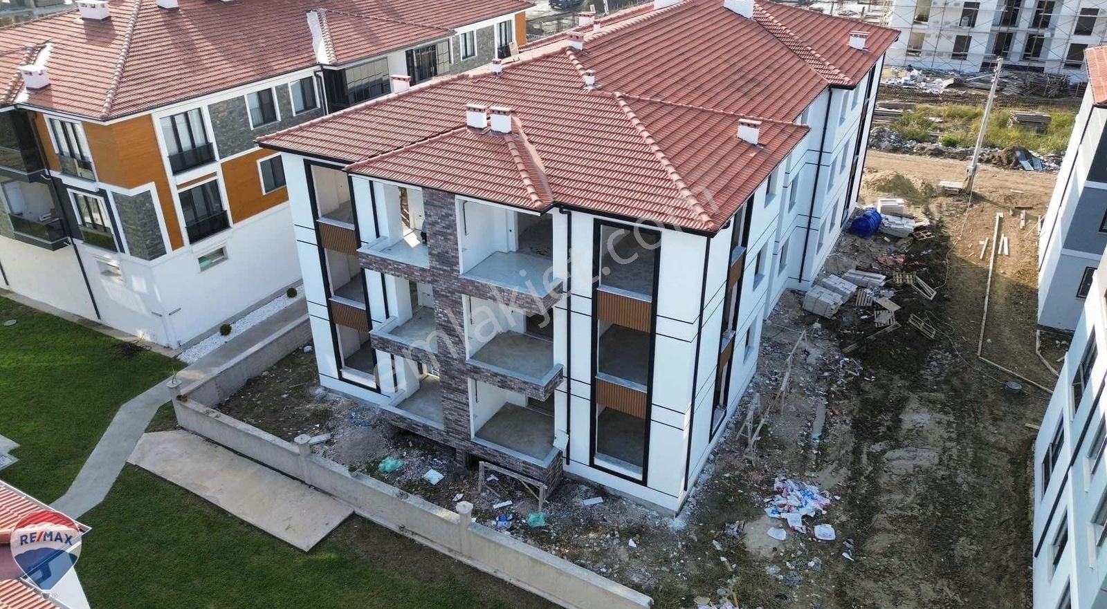 Arifiye Fatih Satılık Daire İBRAHİM KARDAN REMAX MAVİDEN FATİH MAH. 2+1 ARAKAT DAİRE