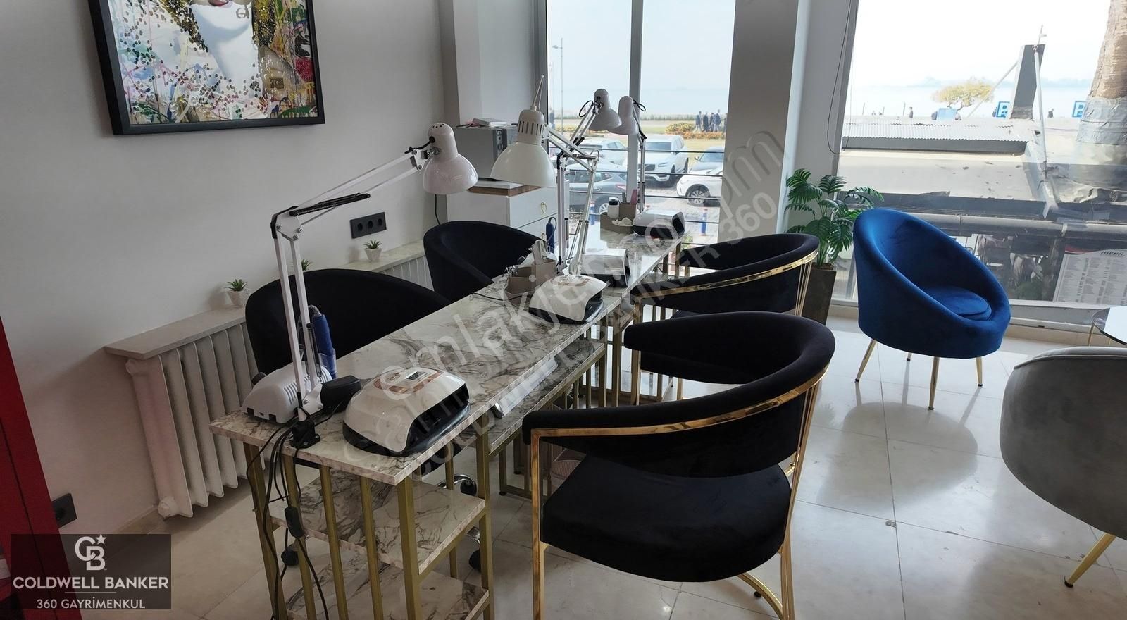 Alsancak Kordonda Deniz Manzaralı Bay Bayan Kuaför Salonu - Görsel 33