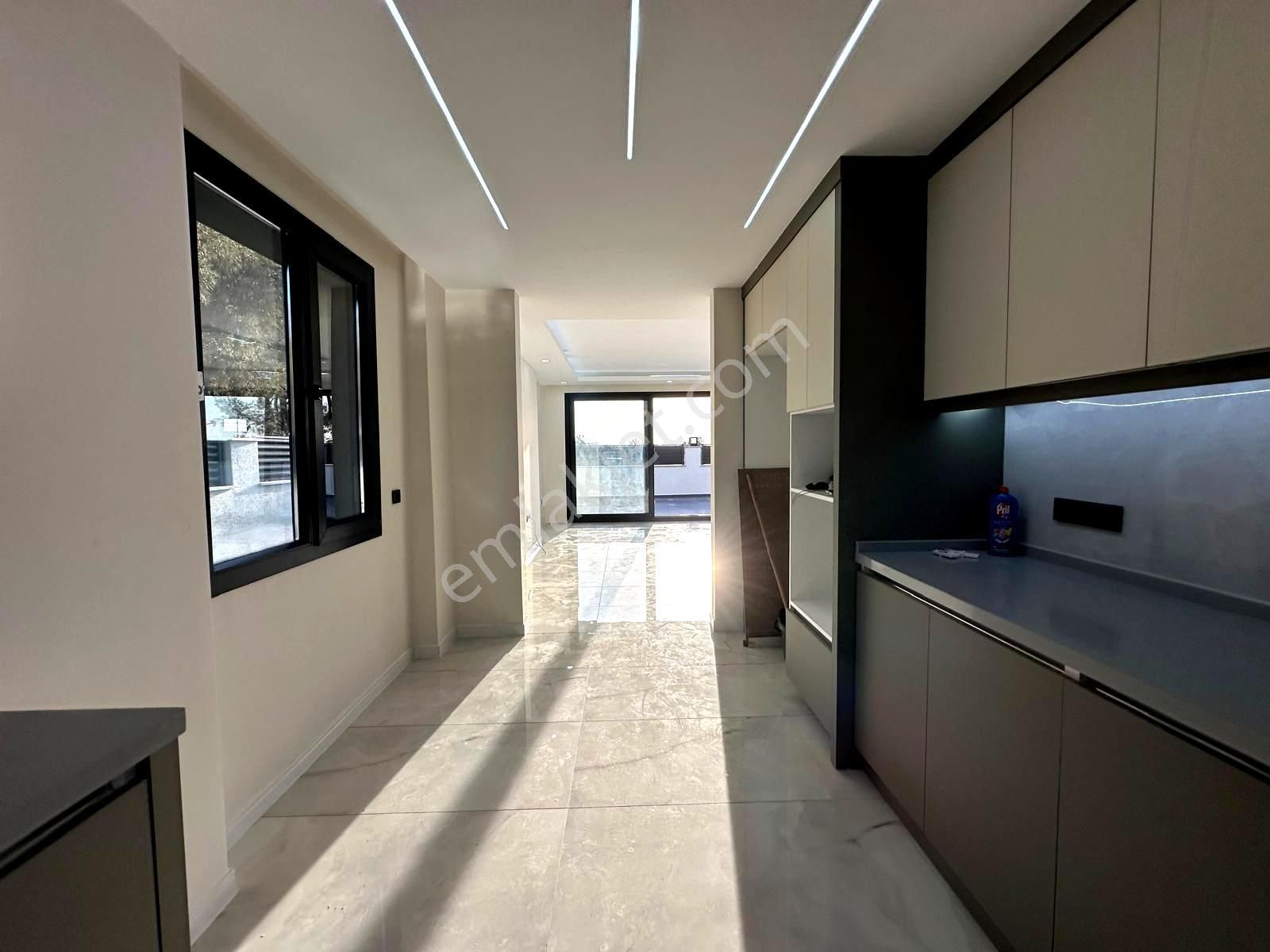 Akbükte Müstakil Havuzlu Deniz Manzaralı Villa - Görsel 11