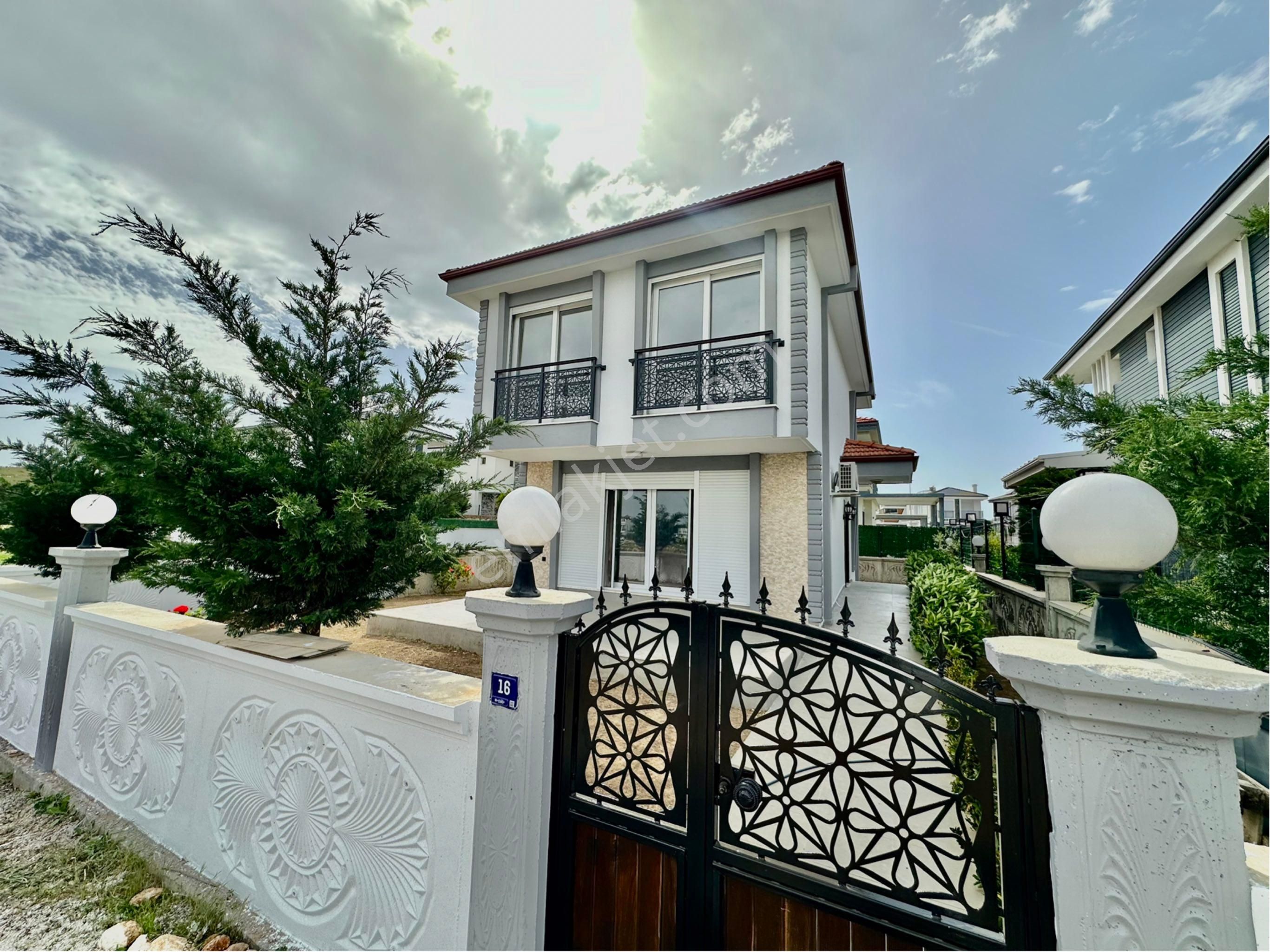 Acil !!! Efeler'de Eşyalı Tam Müstakil 3+1 Lüks Villa