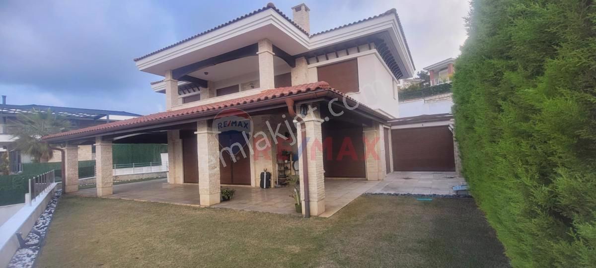 Kuşadası Soğucak Satılık Villa Kuşadası Soğucak Mahallesi Muhteşem Deniz Manzaralı Havuzlu Sitede 4+1 Satılık Müstakil Villa