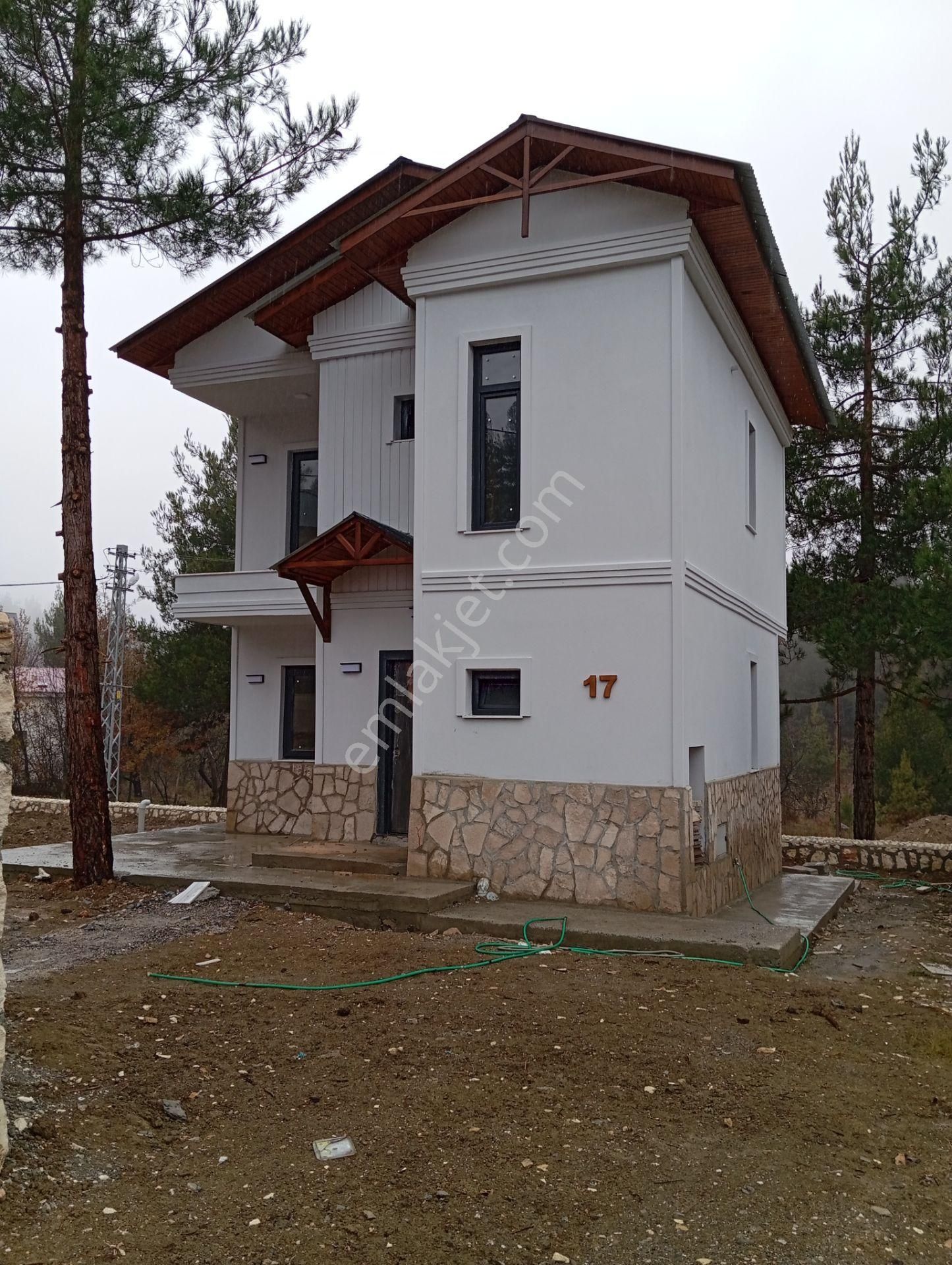 Çamlıyayla Cumayakası Satılık Villa  Çamlıyayla Merkez'de 327m2 Arsa İçerisinde 2+1 Villa