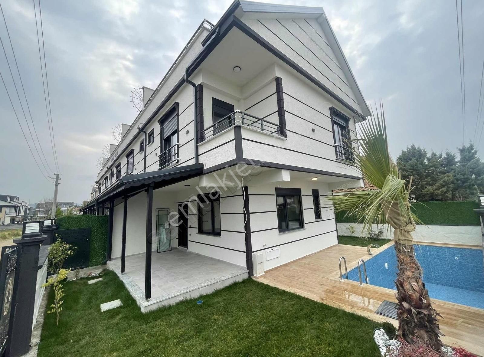 Kocaali Alandere Satılık Villa Denize 250mhavuzlu Araç Garajlı Köşebaşı Geniş Tribleks Villa