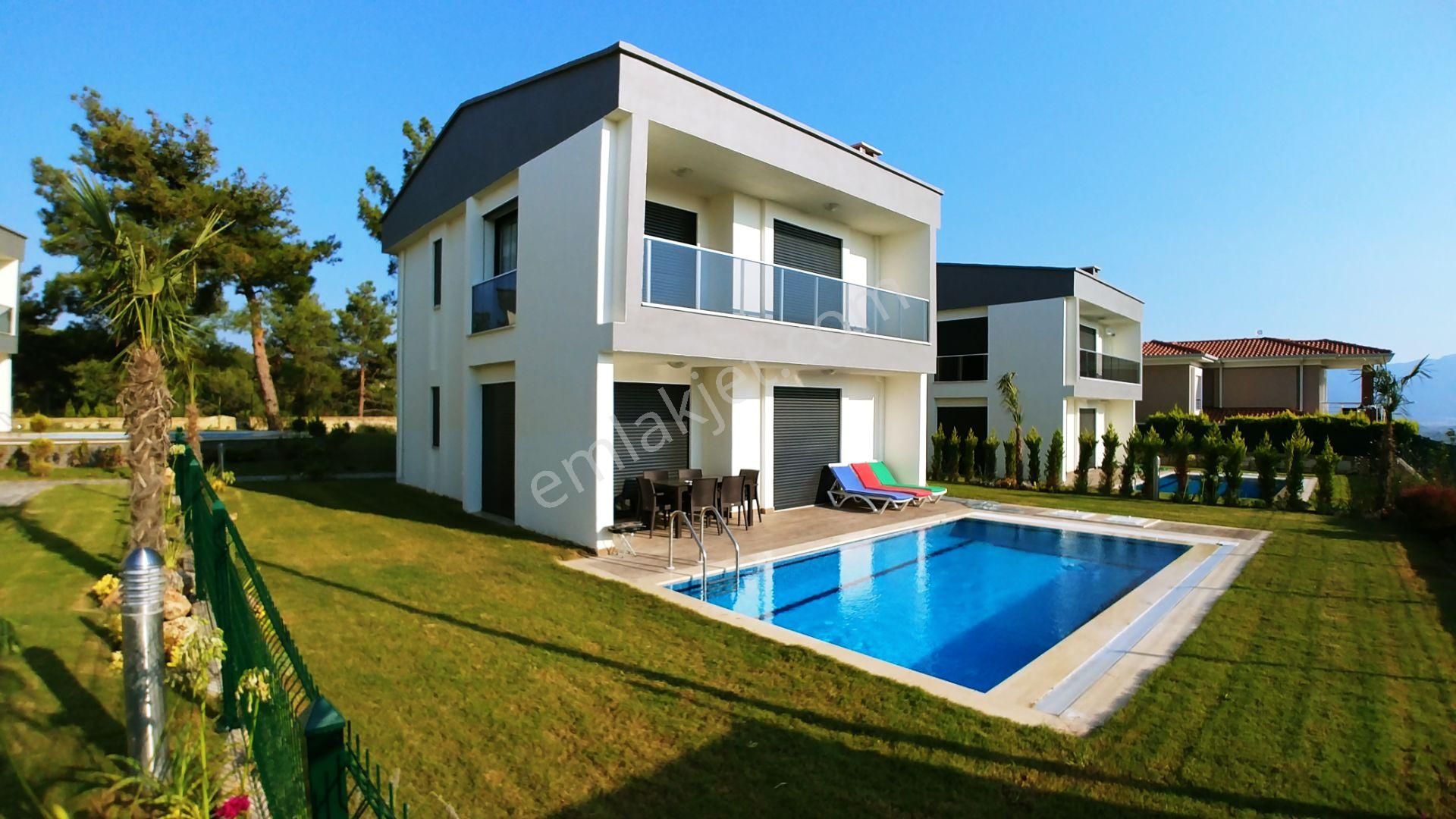 Kuşadası Soğucak Satılık Villa  KUŞADASINDA SATILIK BUTİK SITE ICERISINDE MANZARA-ÖZEL HAVUZ-LÜX-400 M2 BAHÇE-TAMAMI MÜSTAKİL