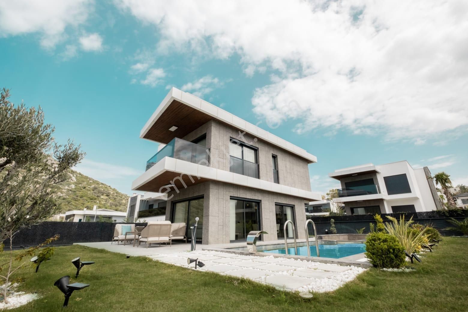 Kuşadası Yavansu Satılık Villa  DENIZ MANZARALI-GUVENLİK-ÖZEL HAVUZ/OTOPARK-500 M2 BAHÇE-YERDEN ISITMA-ULTRA LÜX-TAMAMI MÜSTAKİL