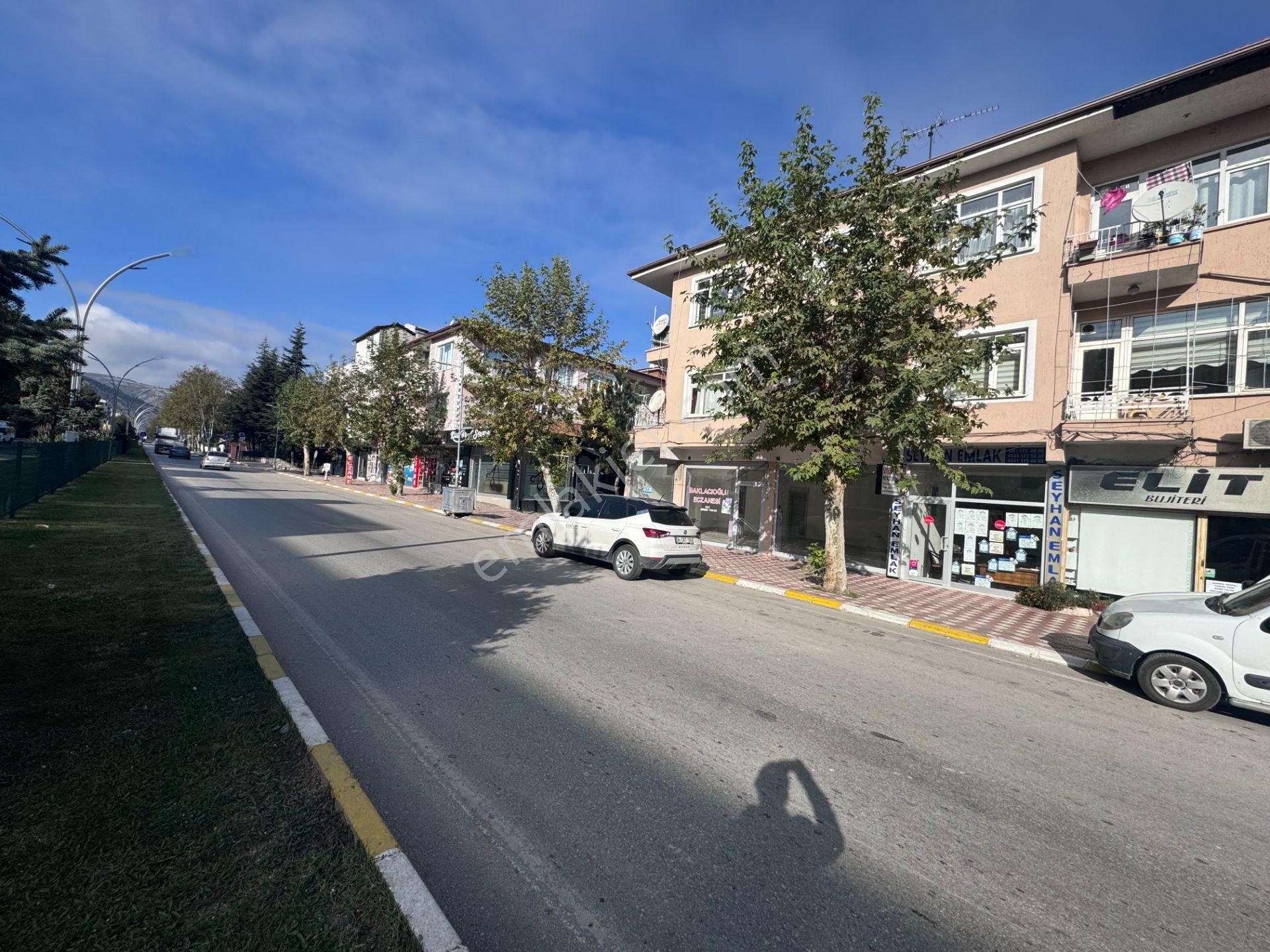 Turhal'da Ana Yol Üzerinde Migros Karşısında Komple Satılık Bina - Görsel 4