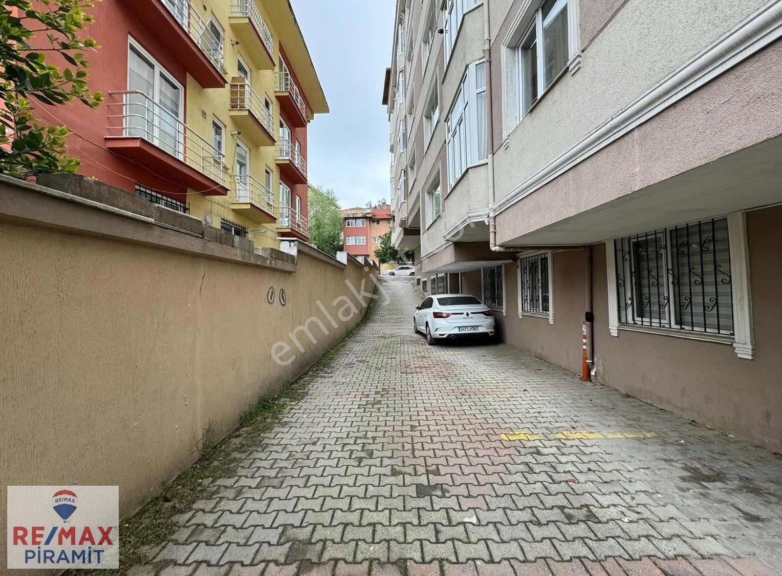 Üsküdar Bahçelievler Satılık Daire Üsküdar Bahçelievler'de Balkonlu Ara Kat 3+1 Daire