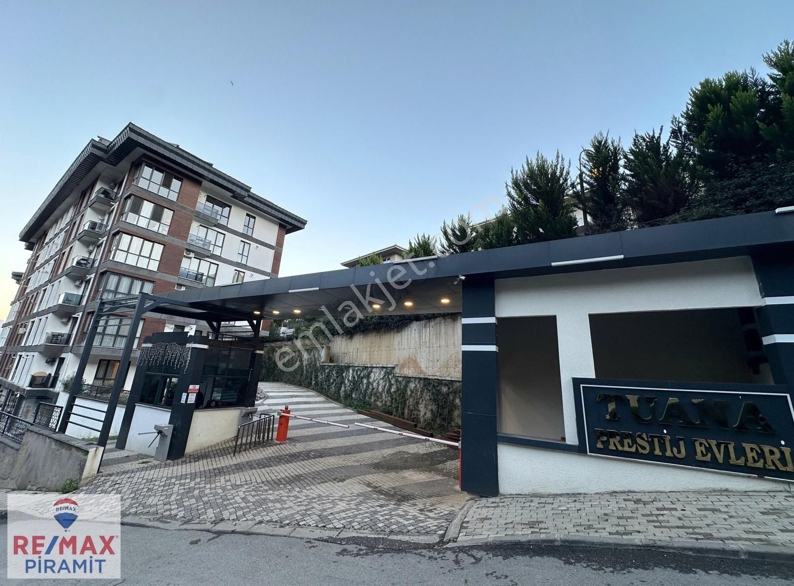 İstanbul Üsküdar Site İçerisinde Satılık Daire BOŞ DAİRE !! SİTE İÇİ, BAHÇE KULLANIMLI, GİRİŞ KATI FIRSAT 1+1