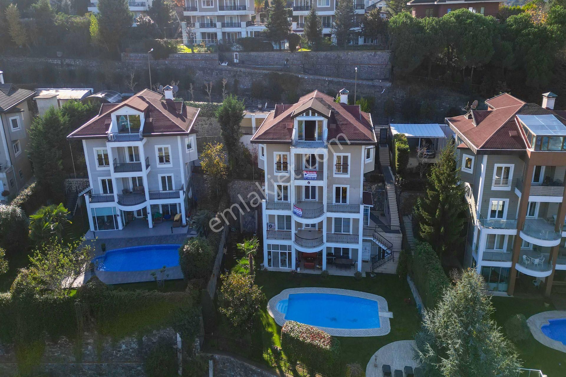 Beykoz Acarlar Satılık Villa Suna Tabakçı'dan Acarkent Bahçeli Otoparklı Satılık Çatı Trıplex