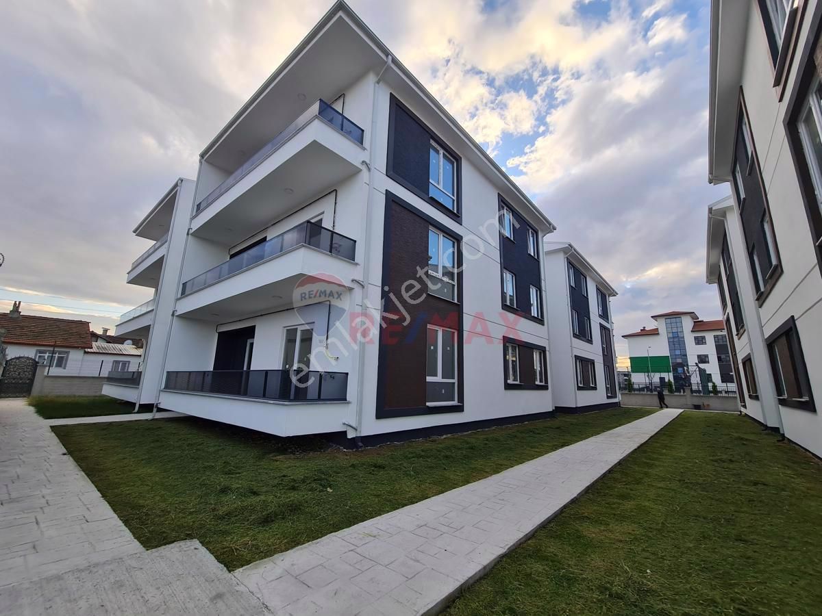 Adapazarı Tuzla Satılık Daire REMAX MAVİ'DEN TUZLA MAH.DE NEZİH SİTE İÇİNDE 3+1 130 m² DAİRE