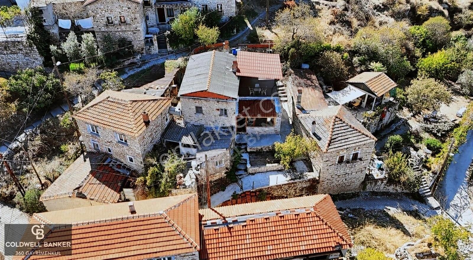 Foça Kozbeyli Satılık Müstakil Ev Satılık Kozbeyli Merkezde Müstakil Tarihi Taş Ev