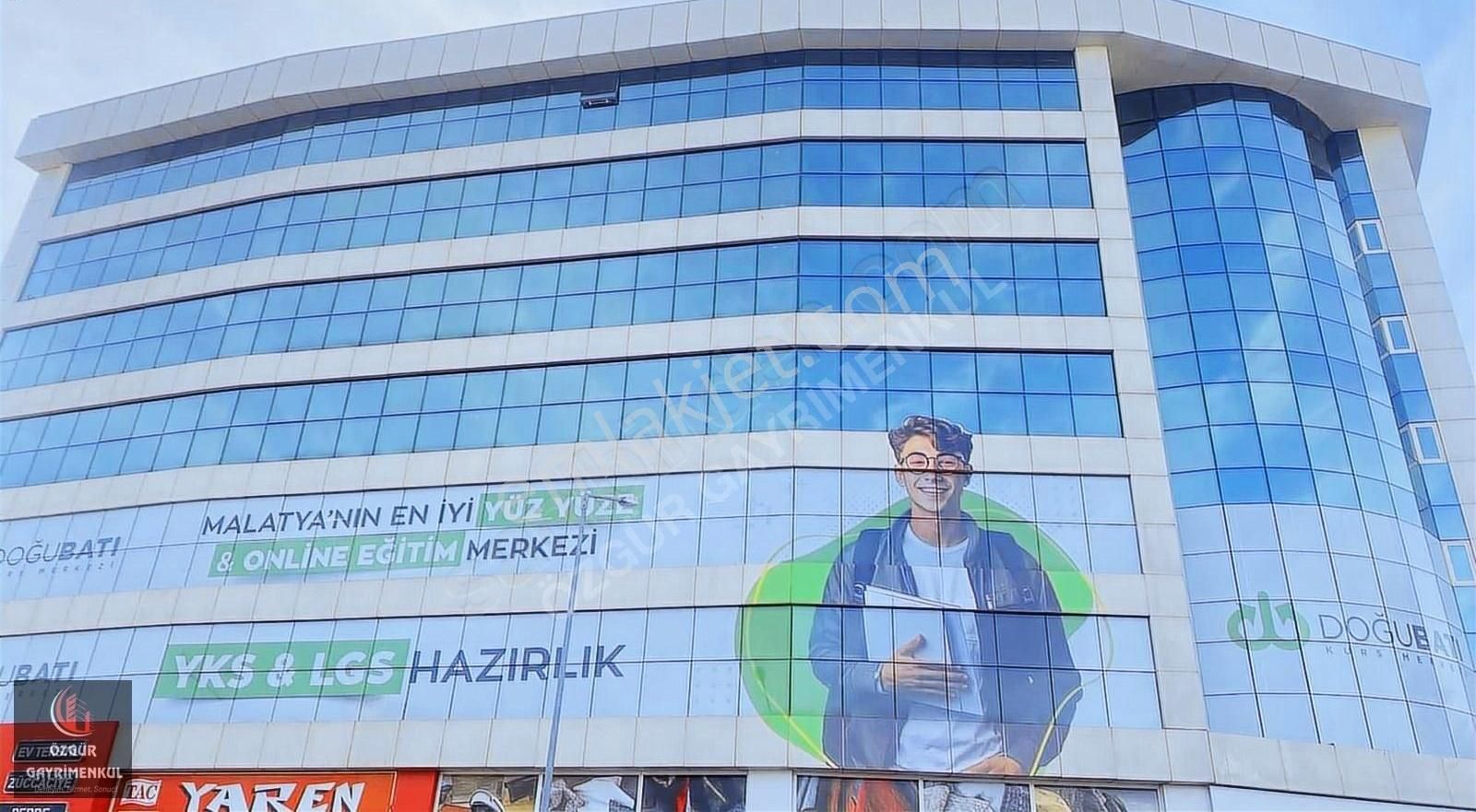 Yeşilyurt Çukurdere Kiralık Plaza Katı Özgür'den Şehrin Merkezinde Plazada Kiralık İşyeri Ofis