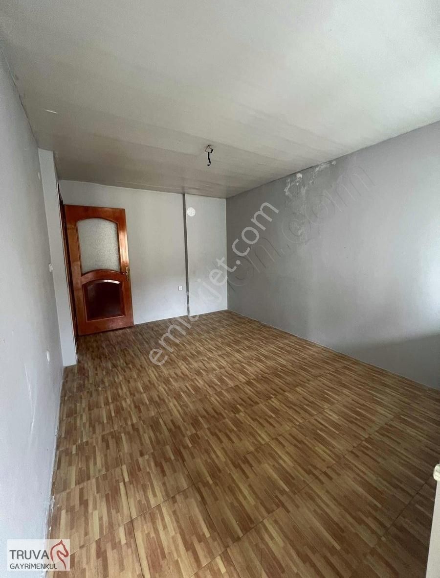 Pendik Sülüntepe Kiralık Daire Sülüntepe Mah Merkezi Konumda Aile Binasında 75 M2 Balkonlu 2+1