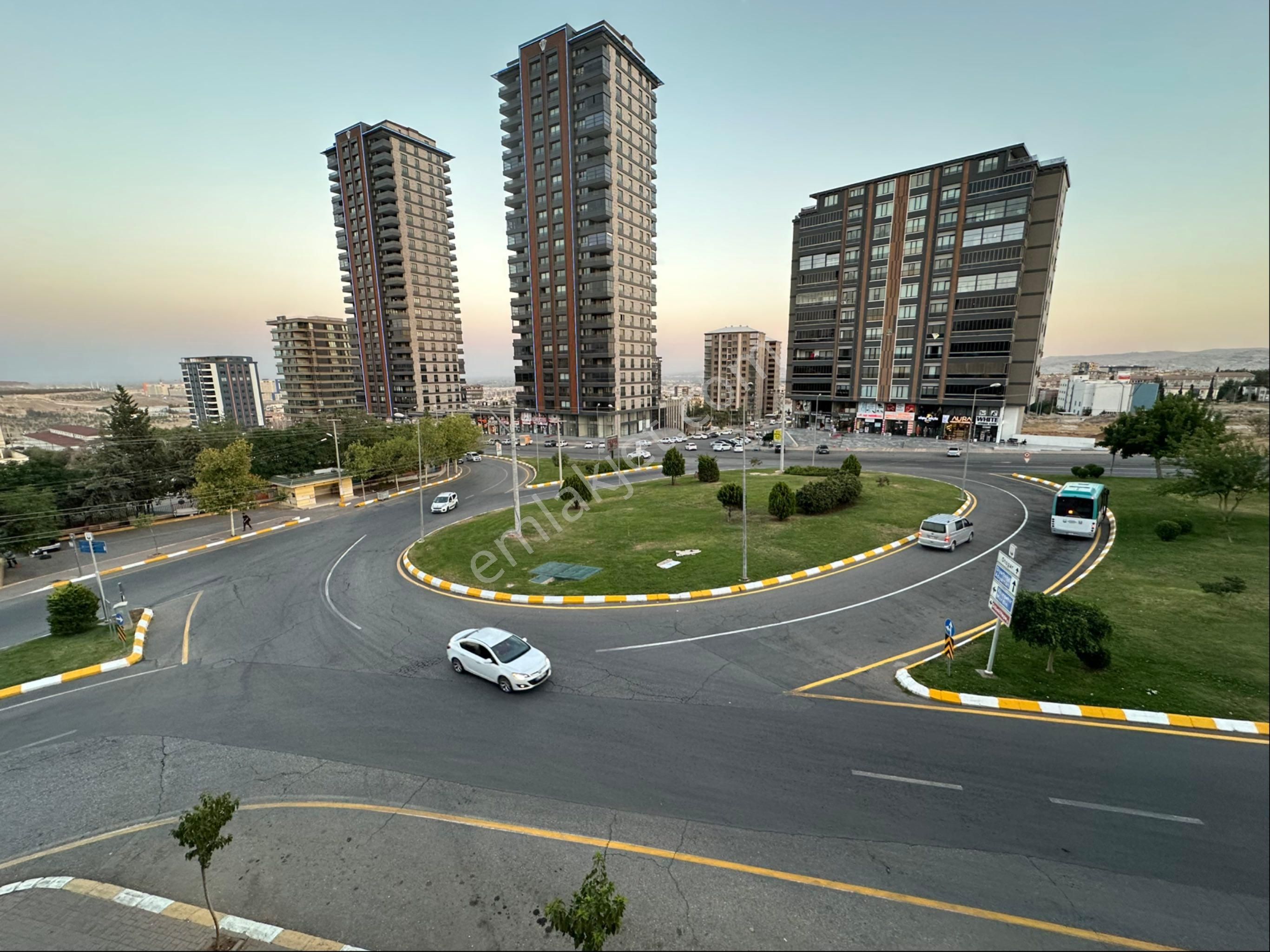 Esentepe Mahallesi Köşebaşı Süper Konumda Satlık Ara Kat Daire