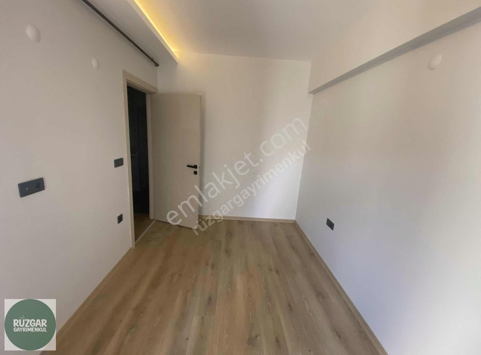 Karşıyaka Atakent Satılık Daire Atakent Caddesi Üzeri 1+1 Satılık Sıfır Daire