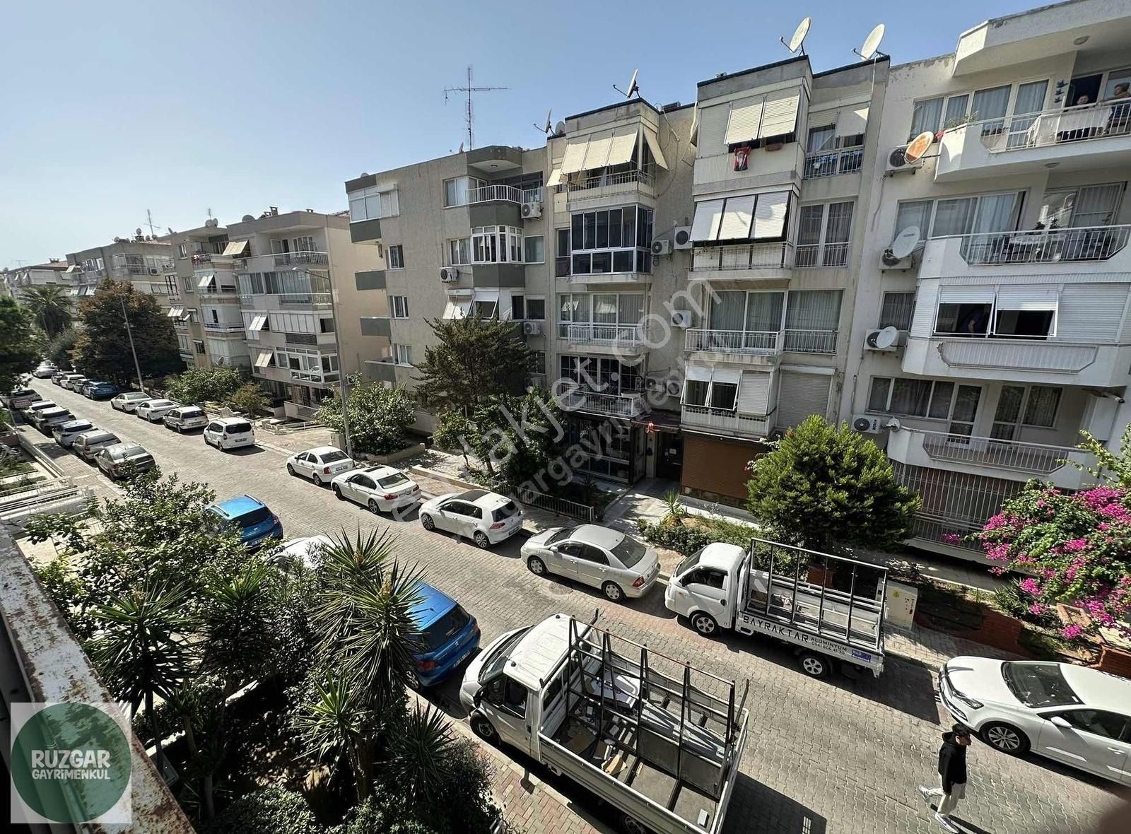 Karşıyaka Bostanlı Satılık Daire Asansörlü_geniş Sokak_3+1_180 M²_ Doğalgazlı_satılık_köşe_daire