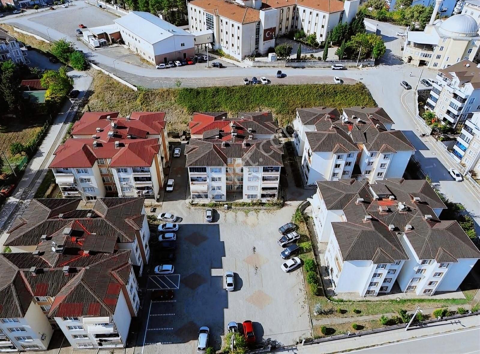 Gölcük Çiftlik Satılık Daire Gc Gayrimenkul'den Satılık 3+1 Site İçerisinde 120m2 Daire