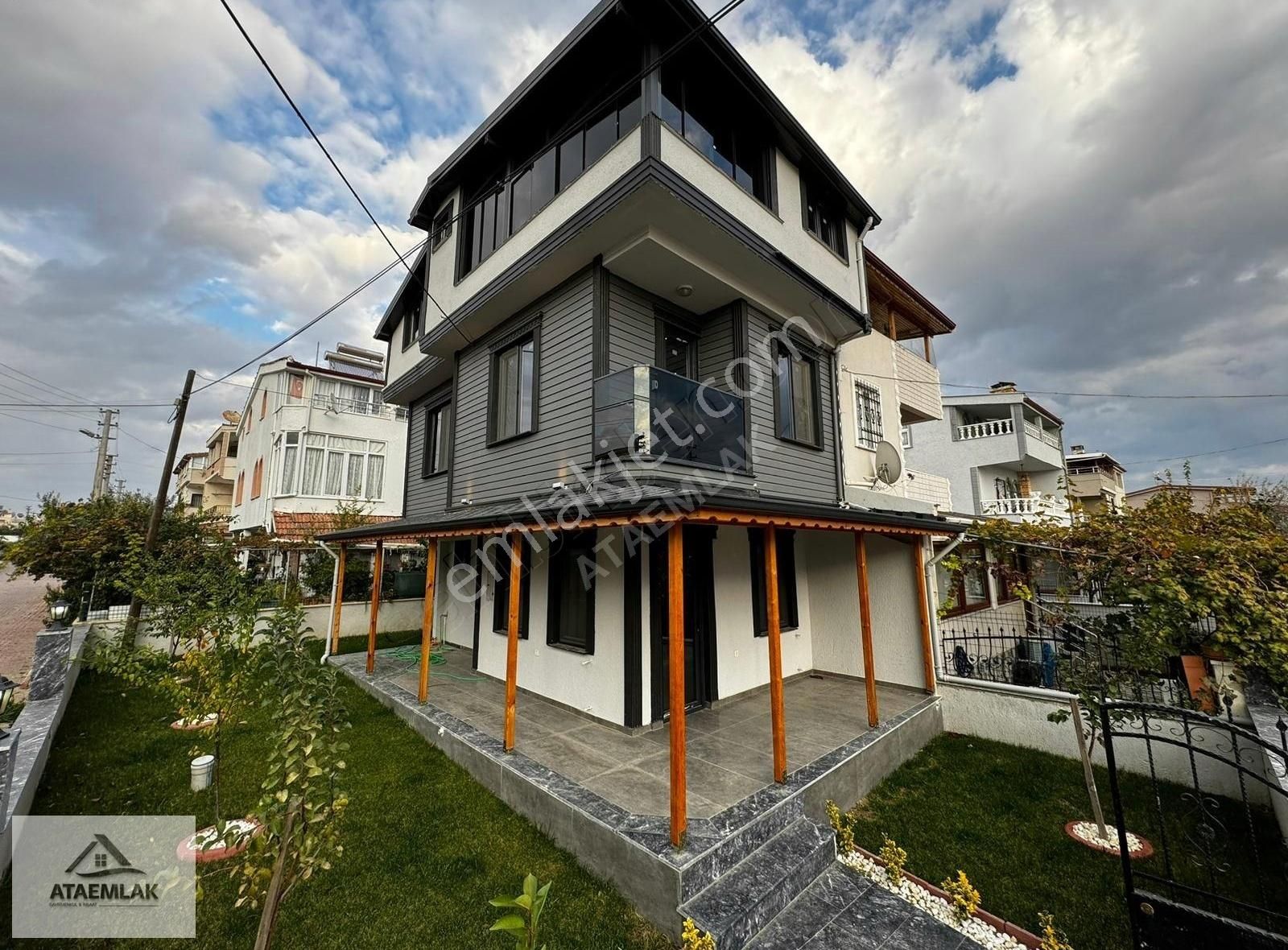 Marmaraereğlisi Yeniçiftlik Satılık Villa 4+1 Merkezde İskanlı Köşebaşı Mükemmel Villa Sizleri Bekliyor...