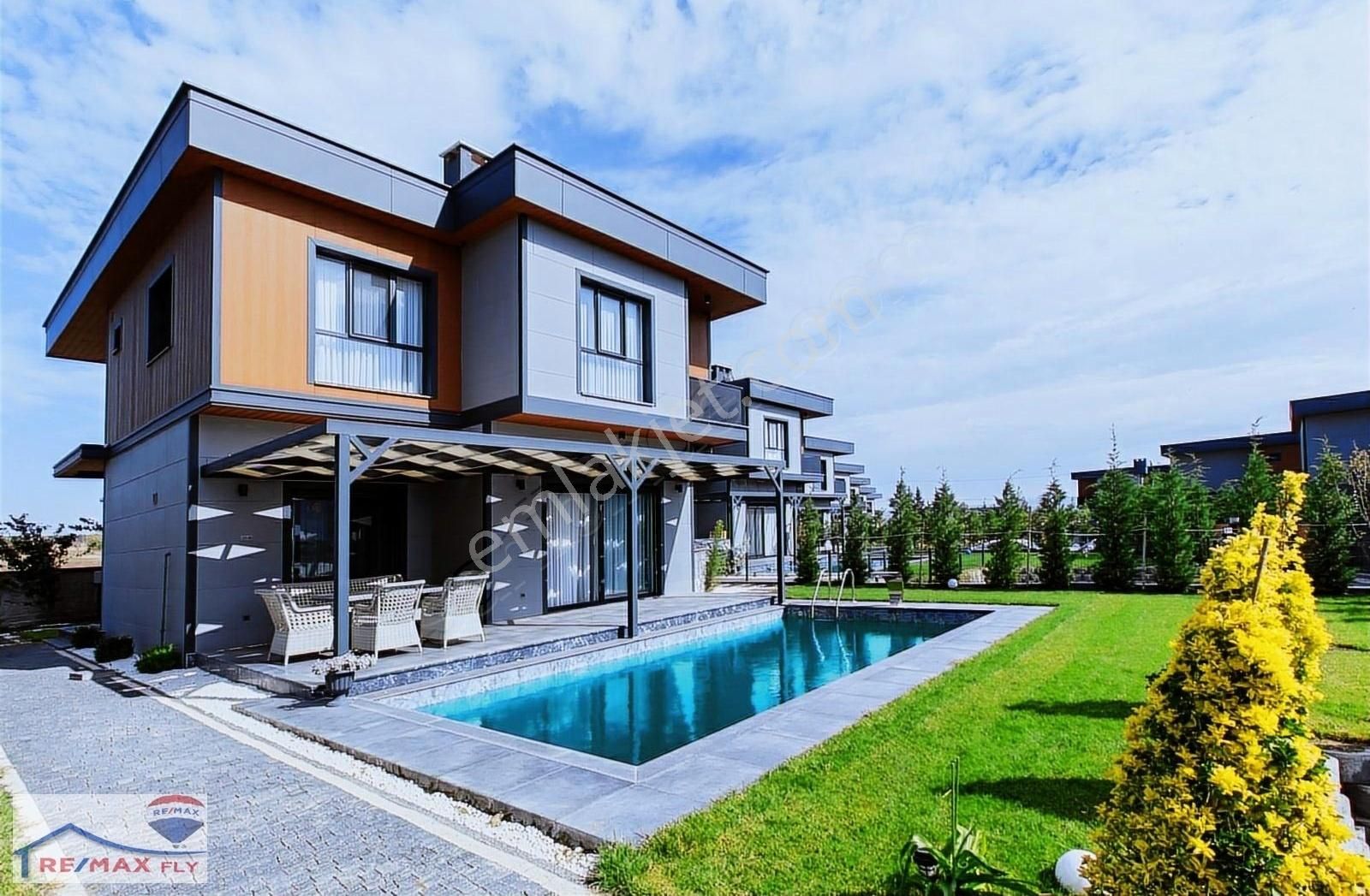 Silivri Kavaklı İstiklal Satılık Villa Remax Fly'dan Silivri 4+2 Eşyalı Satılık Müstakil Villa!