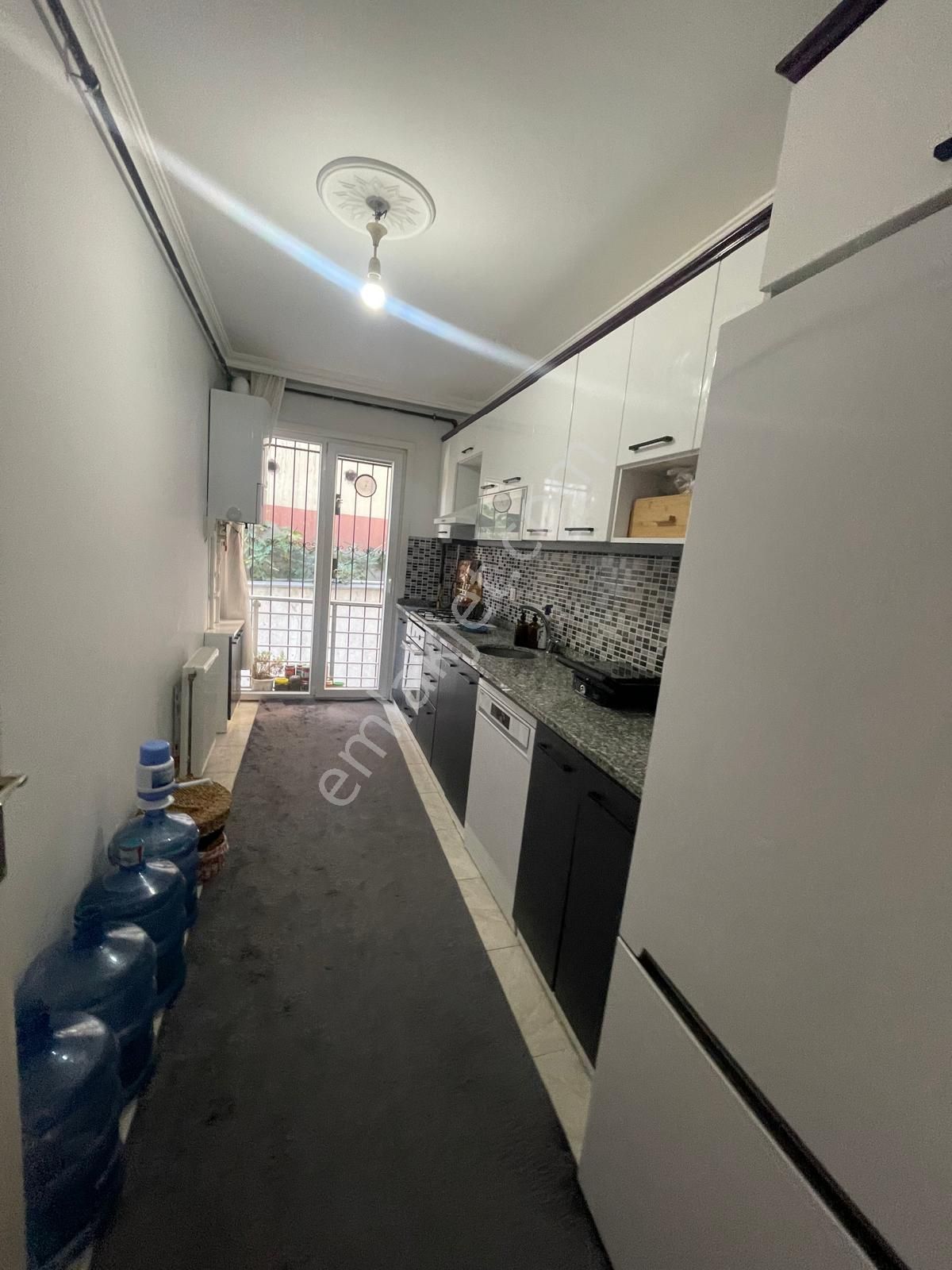 Maltepe Zümrütevler Satılık Daire Güneyden Otoparklı Ayrık Nızam 2+1.90m2 Ara Kat Daire