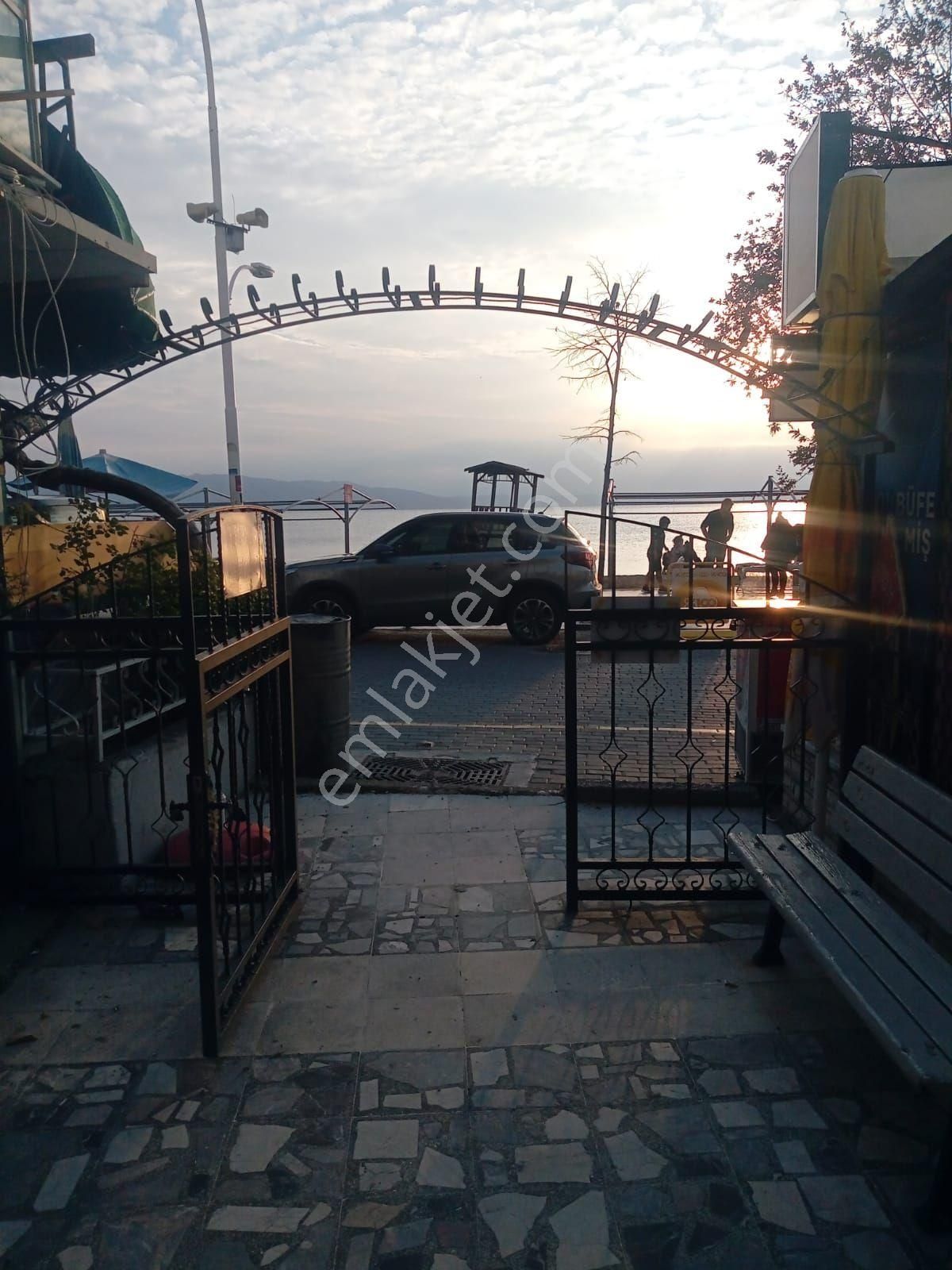 Gemlik Kumla Satılık Daire Gemlak Tan Denize Sıfır Sitede 2+1 Giriş Kat Deniz Görür.daire