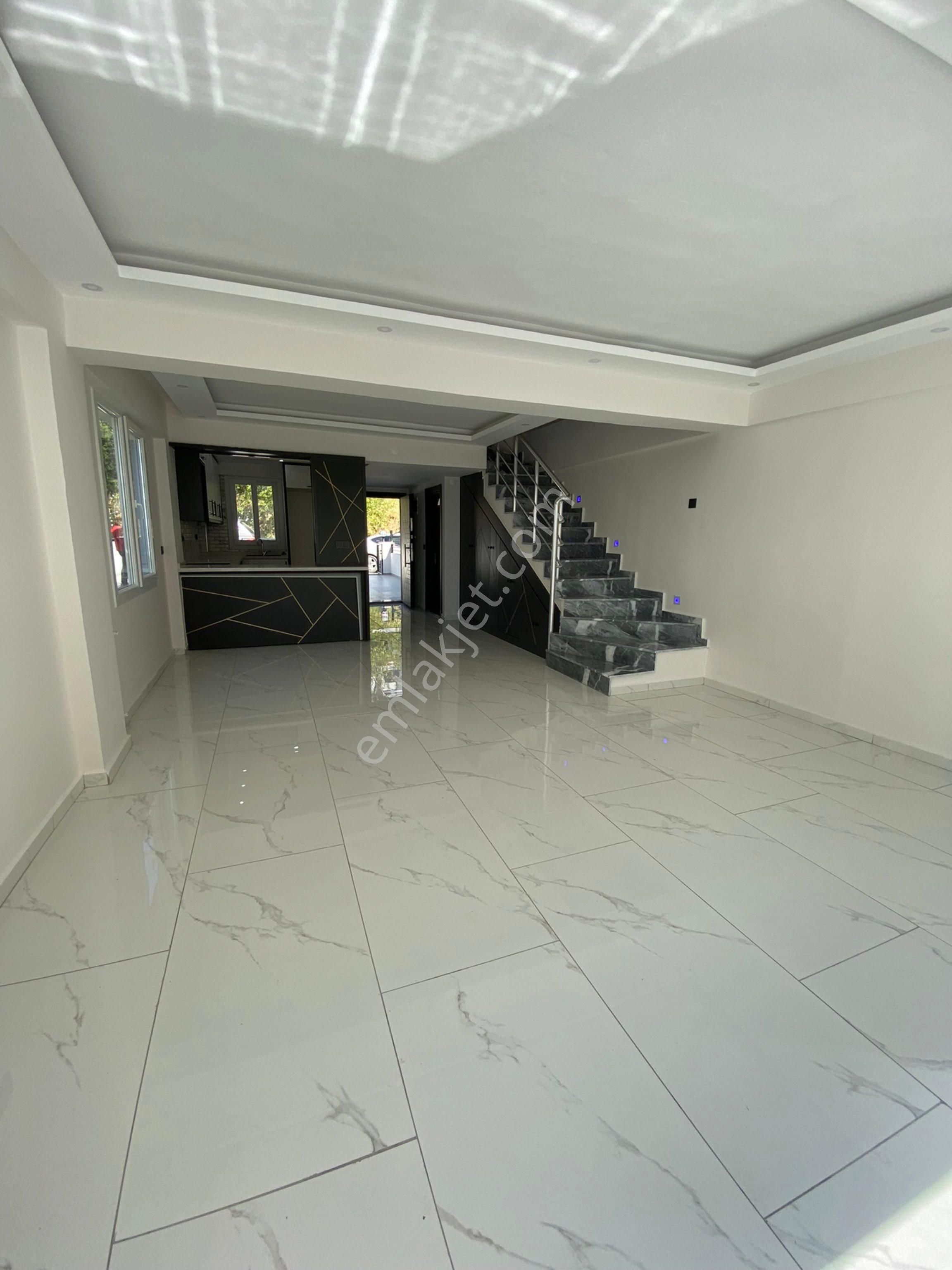 Kuşadası Marinada Geniş Bahçeli Özel Otoparklı Kaçırılmıyacak Villa - Görsel 17