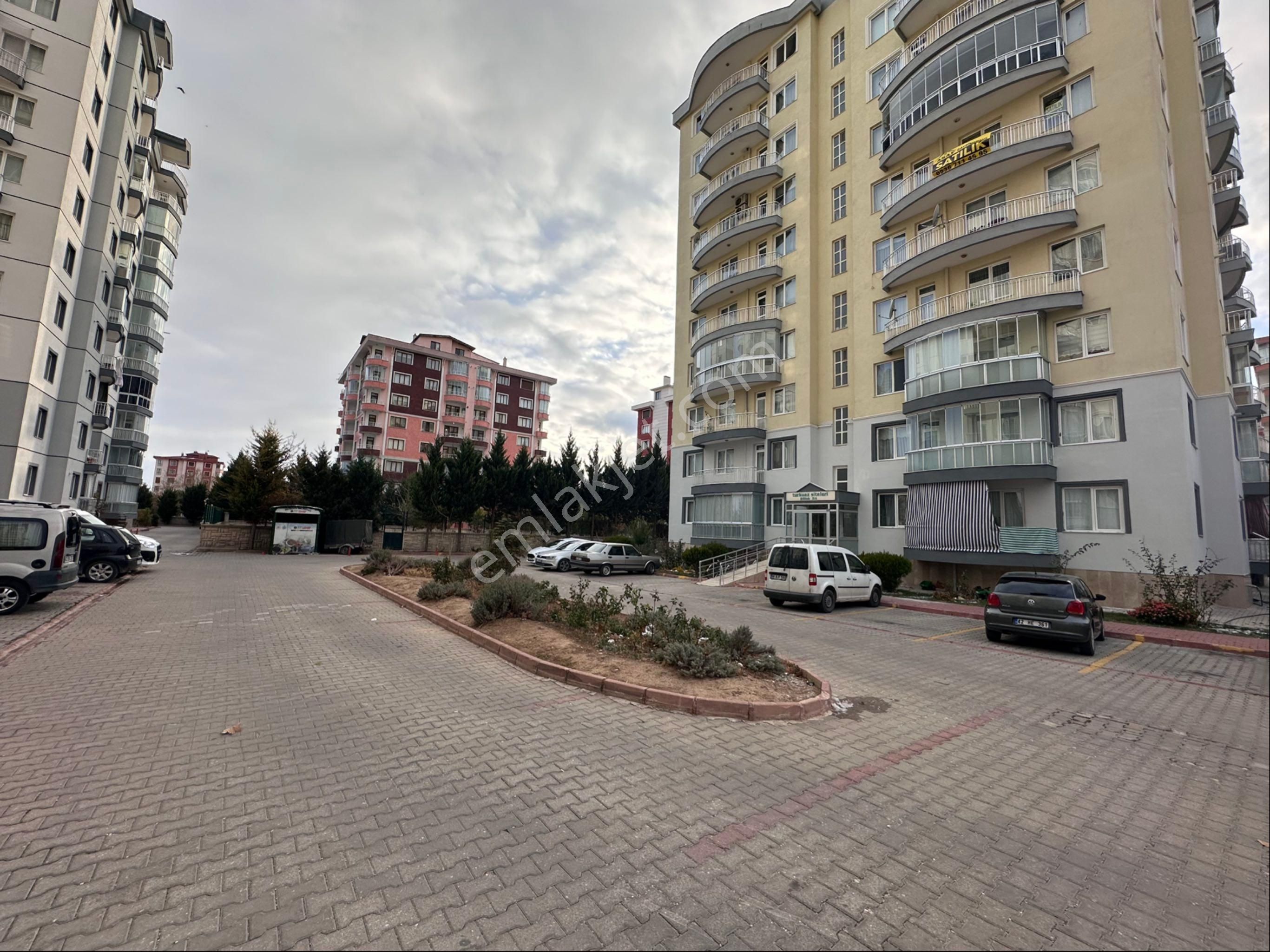 Selçuklu Parsana Satılık Daire Barış Caddesine Cephe Site İçerisinde 4+1 Bakımlı Daire