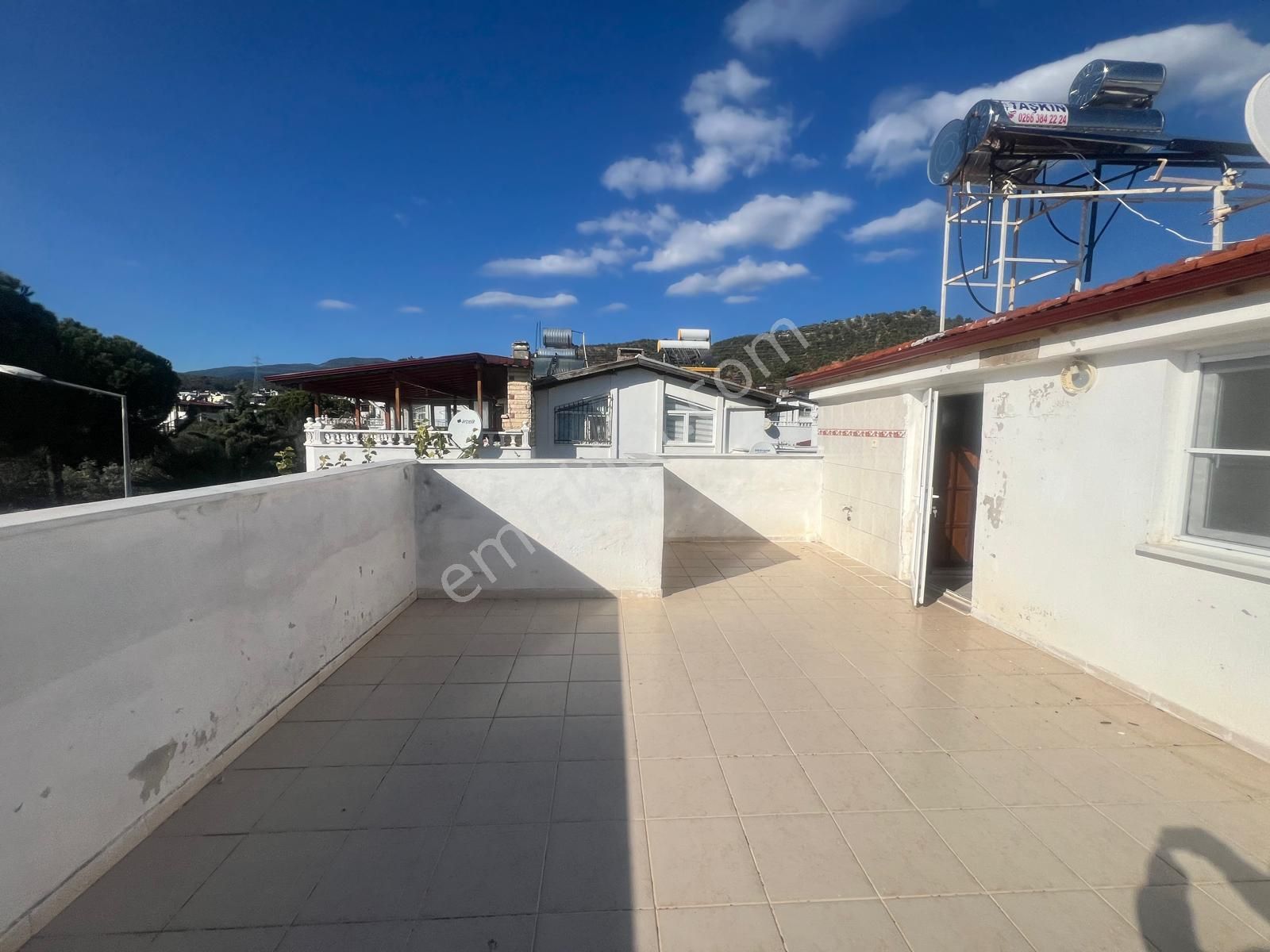 Edremit Çamlıbel Kiralık Villa Kavuşturan Emlak'tan Güre'de Denize 200 M Mesafede Kiralık 3+1 Tripleks