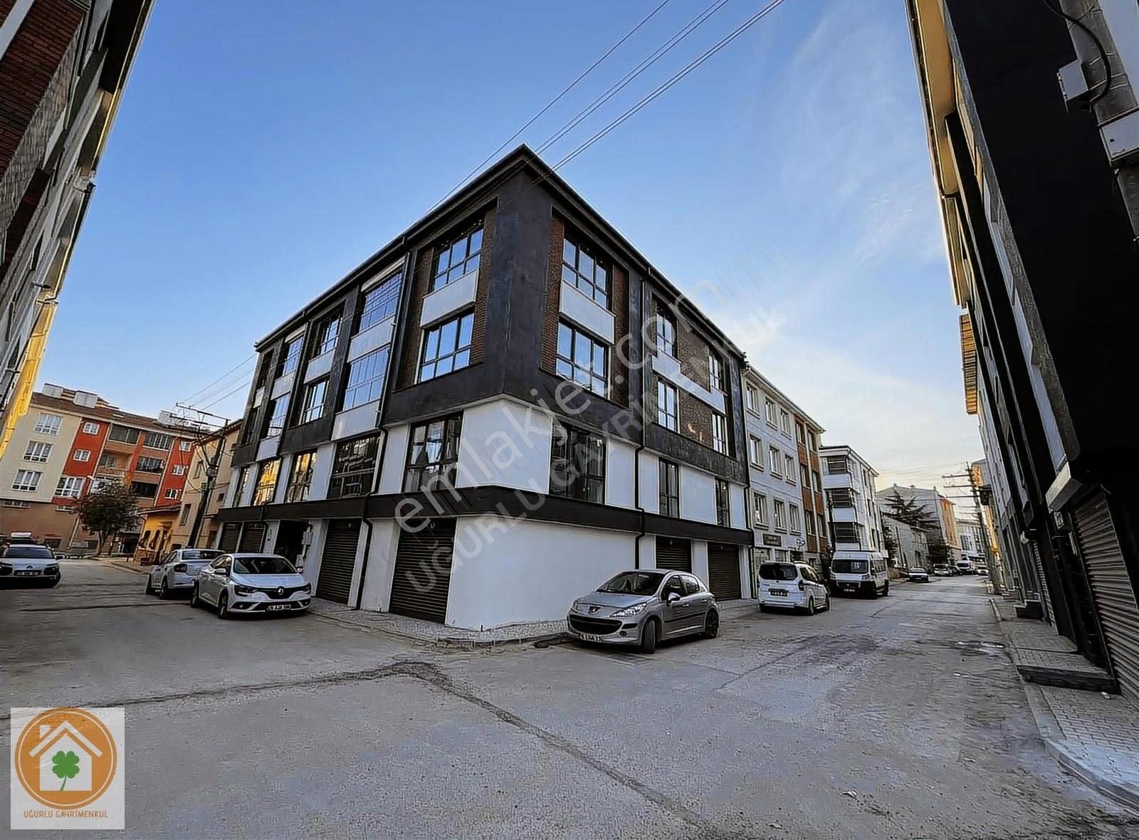 Tepebaşı Çamlıca Satılık Daire Uğurlu'dan Çamlıca Şirinler Sk. 135 M ² Özel Garajlı 3+1 Daire