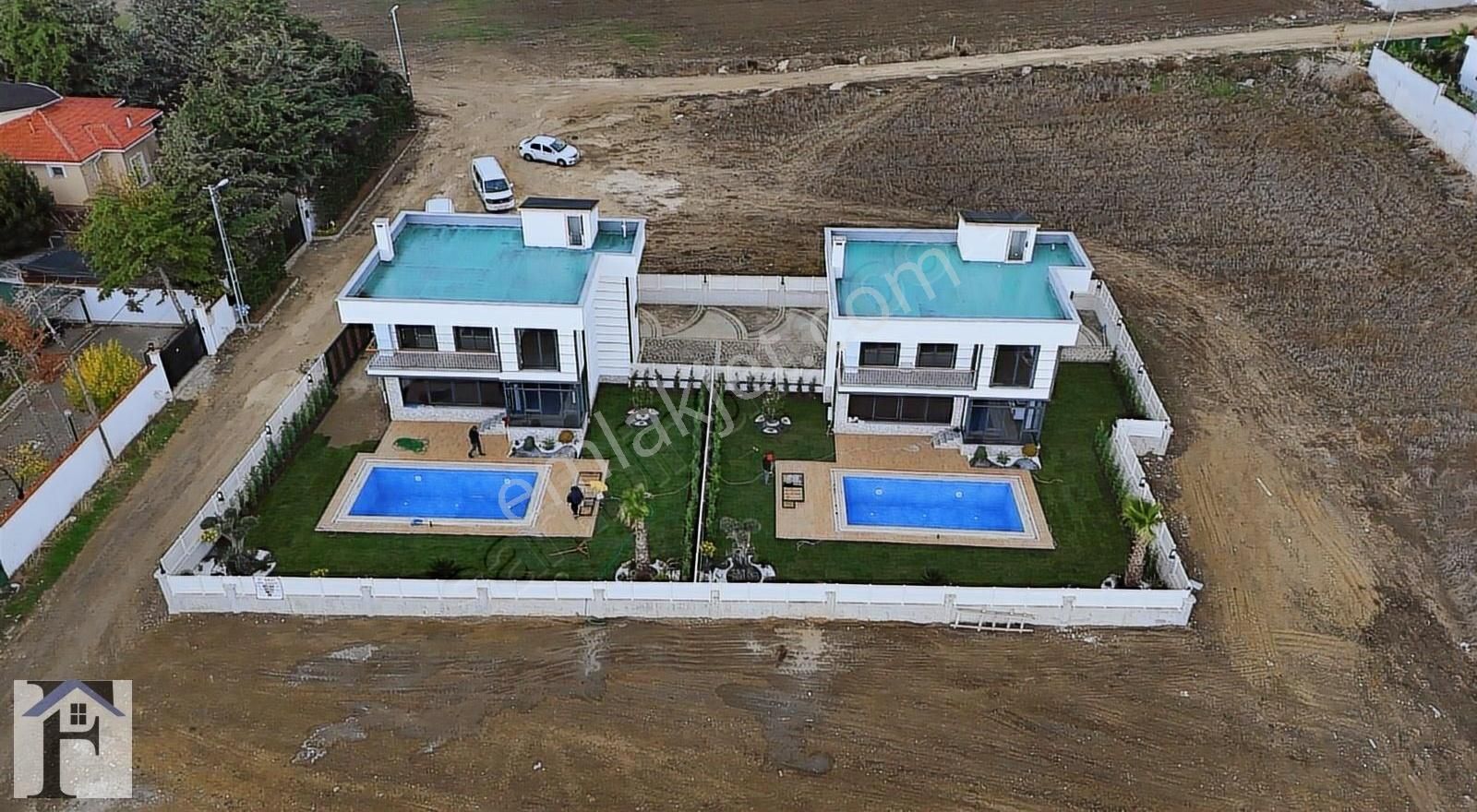 Silivri Ortaköy Satılık Villa Silivri Ortaköy 1000m² Üzerine Kurulu Havuzlu Satılık İkiz Villa