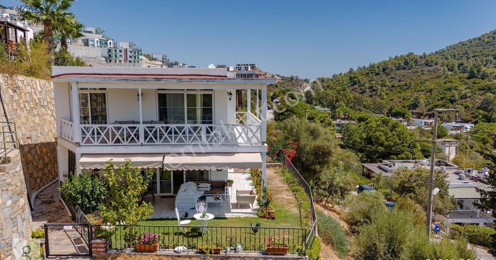 Milas Boğaziçi Satılık Villa Bodrum Adabükü Çamlık Sitesi’nde Köşe Konumlu Manzaralı Villa.