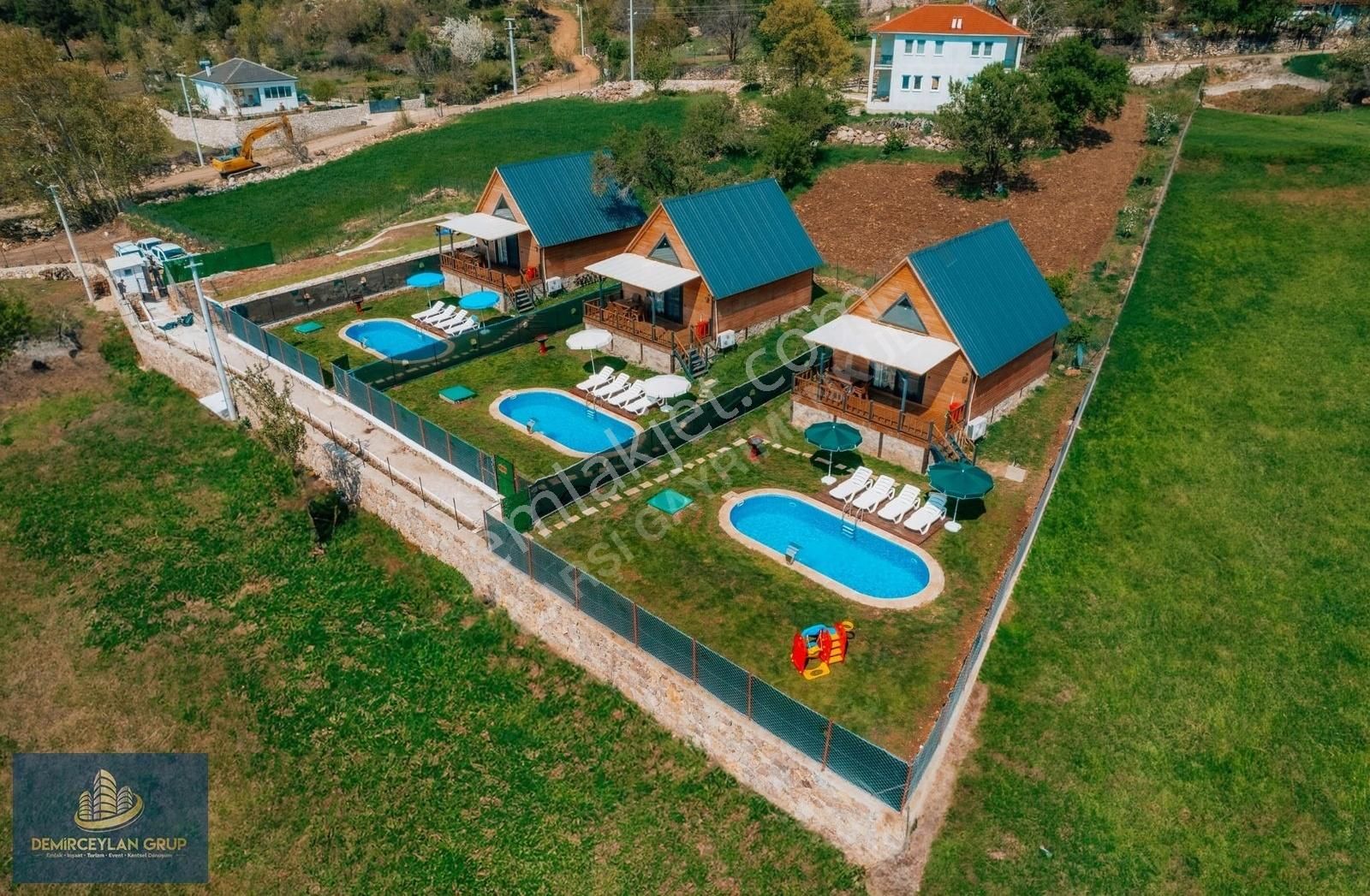 Seydikemer Bayırköy Satılık Villa Seydikemer Bayır Mah: 3 Adet Villa 1400 M2 Arsa İçine