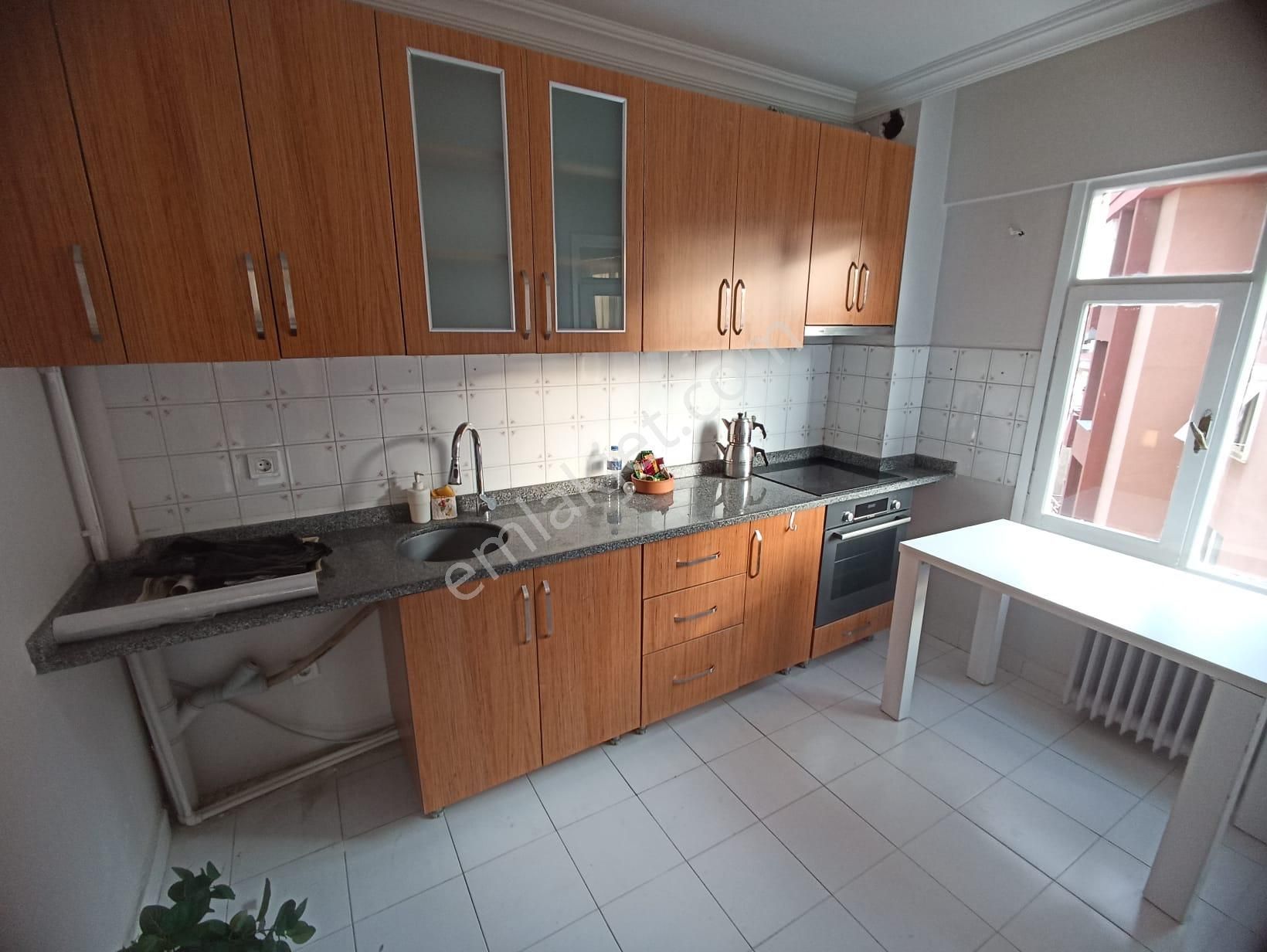 Kadıköy Bostancı Satılık Daire Kadıköy Bostancı'da Bakımlı Geniş 3+1 Boş Ön Cephe Balkon'lu