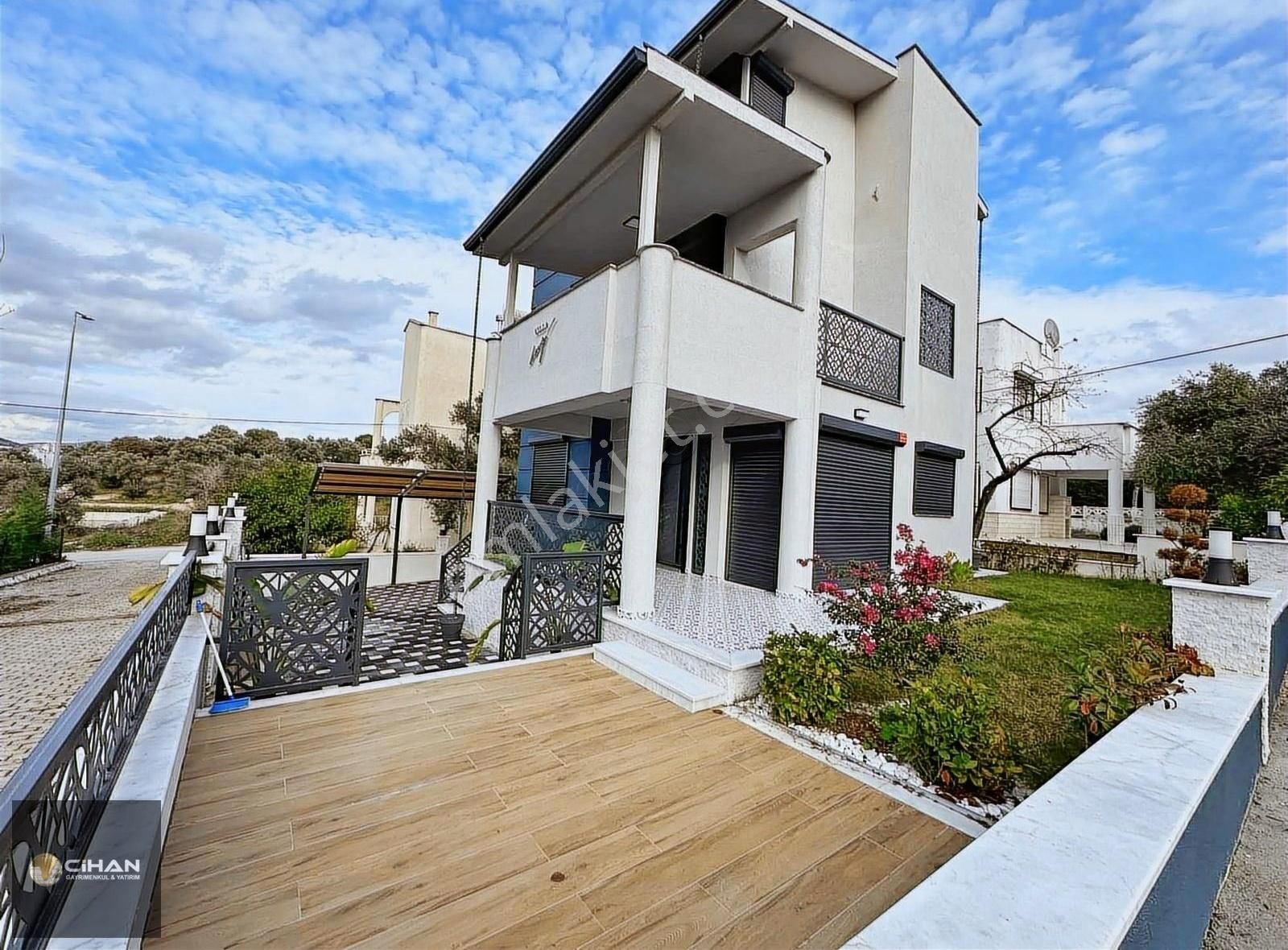 Kuşadası Soğucak Satılık Yazlık Kuşadası Soğucak 3+1 Ful Eşyalı Deniz Manzaralı Ultra Lüks Villa