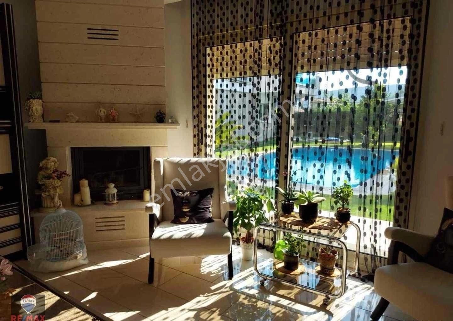 Çeşme Alaçatı Satılık Villa Çeşme Çamlık Yolunda 4+1 Lüks Havuzlu Villa