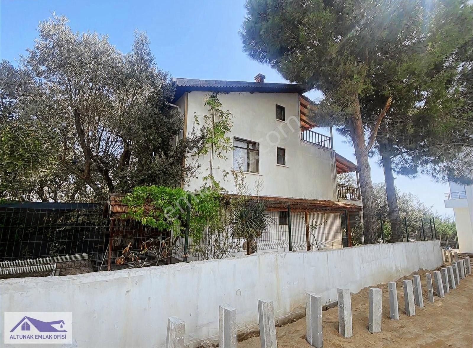 Armutlu Bayır Satılık Villa Plaja 100 Metre Mesafede 4+1 Villa