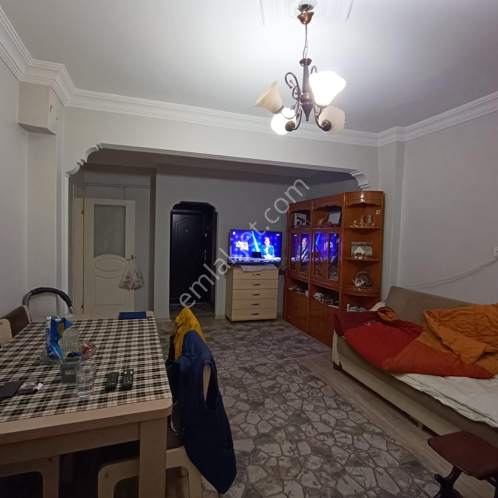 Bayrampaşa Muratpaşa Satılık Daire Bayrampaşa Muratpaşa 2+1 Göbek Daire Net 80 M2 Kat 2 Çift Cephe Balkon 27 Yıllık Bina