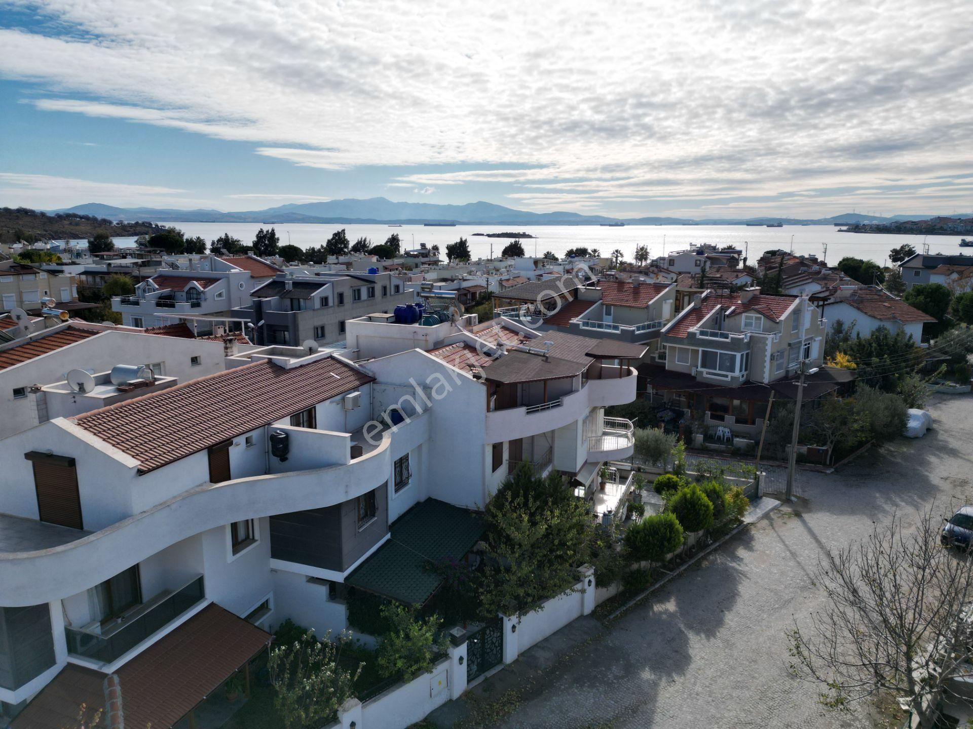 İzmir Dikili Deniz Manzaralı Satılık Villa Çandarlı'da Denize Yürüme Mesafesinde Villa