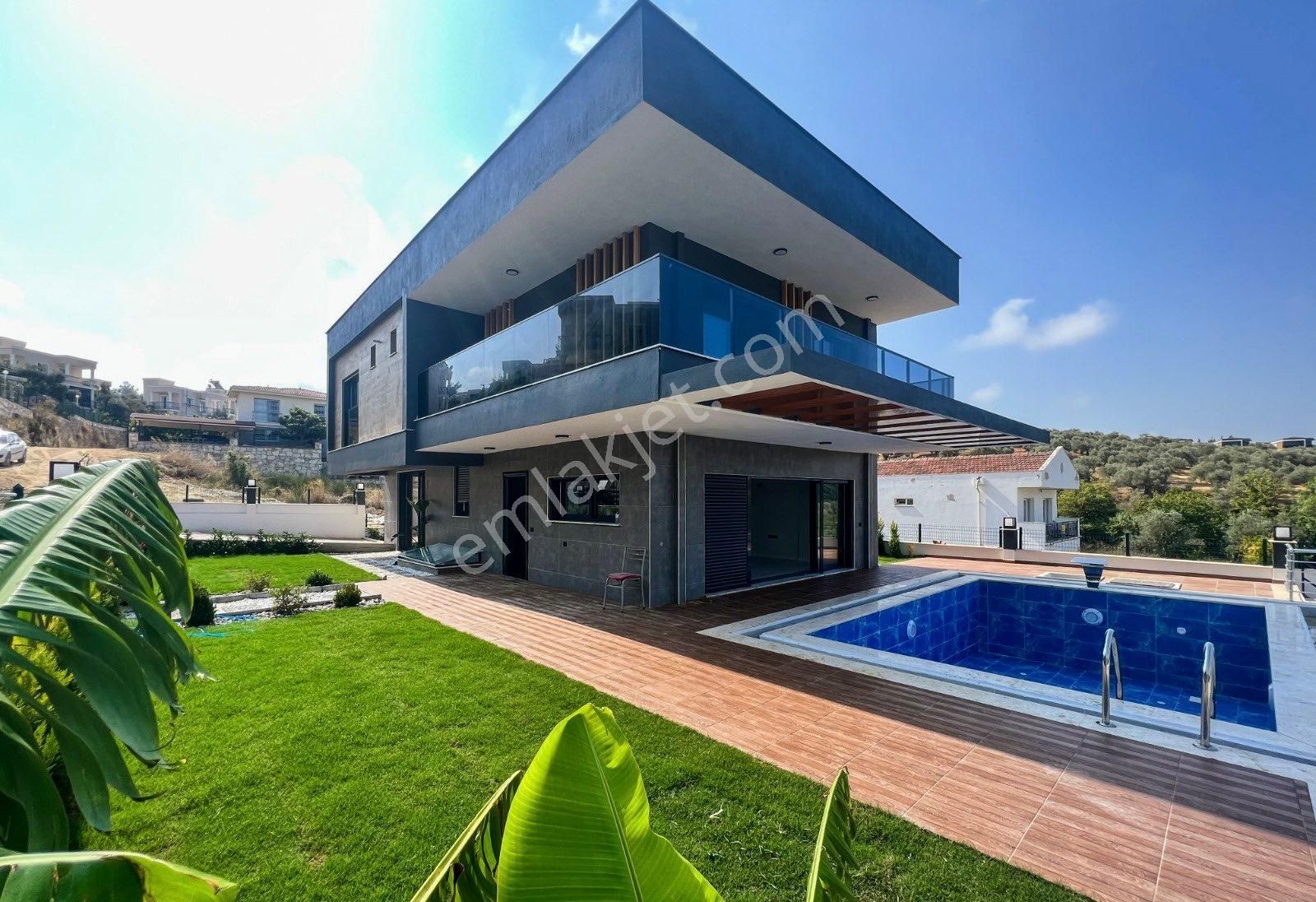 Aydın Kuşadası Deniz Manzaralı Satılık Villa Acil Satılık Tam Müstakil 5+1 Villa