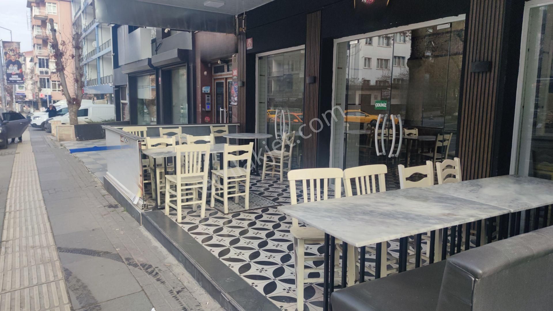 Esat Caddesinde Kiracılı Asma Katlı Satılık Dükkan
